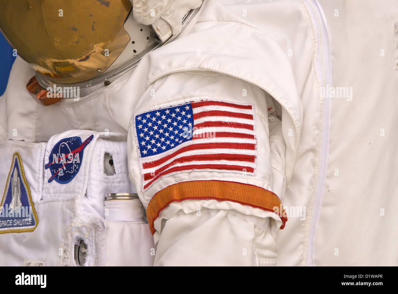 El astronauta de la NASA traje espacial con bandera americana parche brazo Kennedy Space Center Visitor Center, Florida Foto de stock