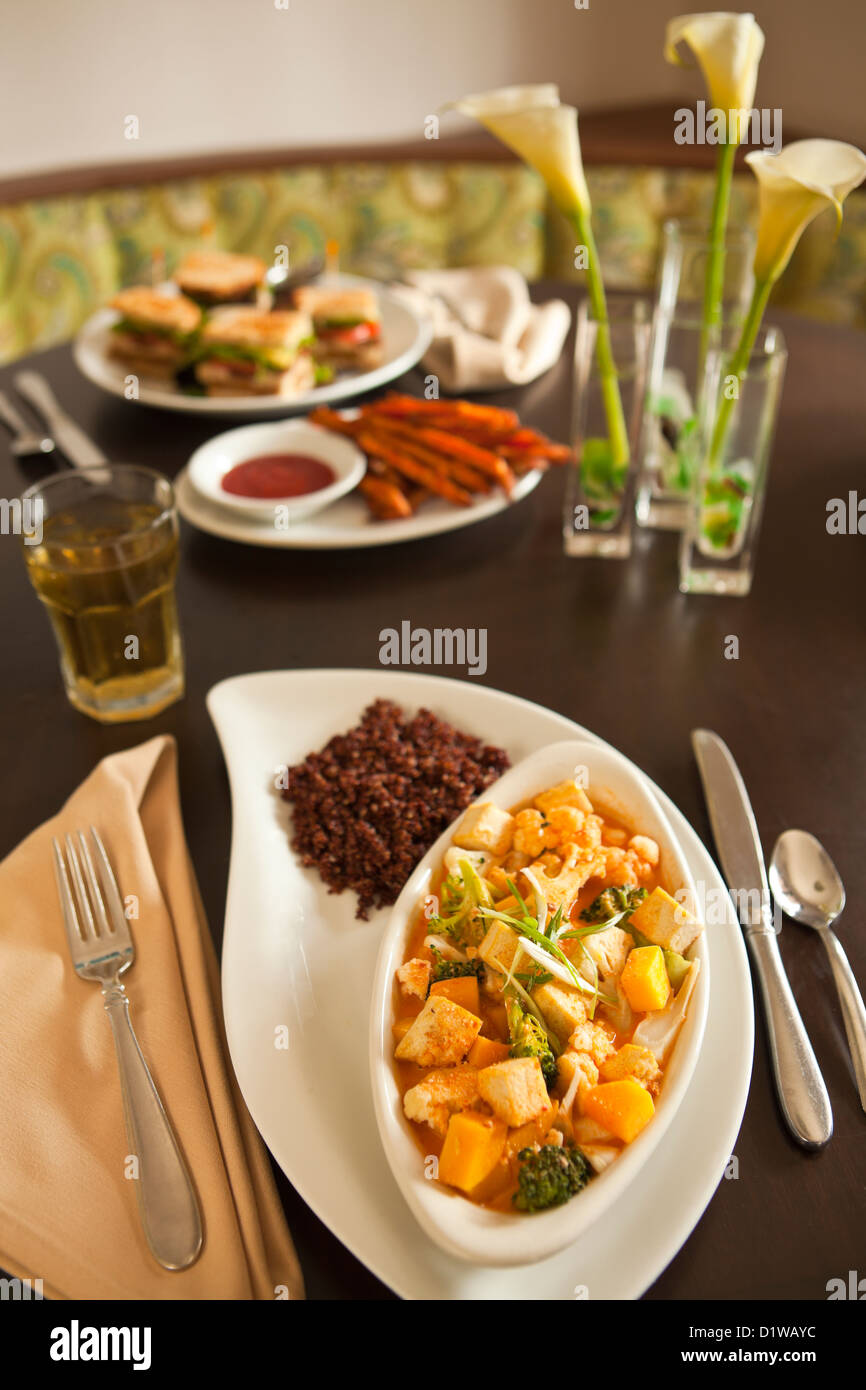 Club sándwich vegano, batatas fritas y Panage Curry, Adama Vegan Restaurant, en Santa Bárbara, California Foto de stock