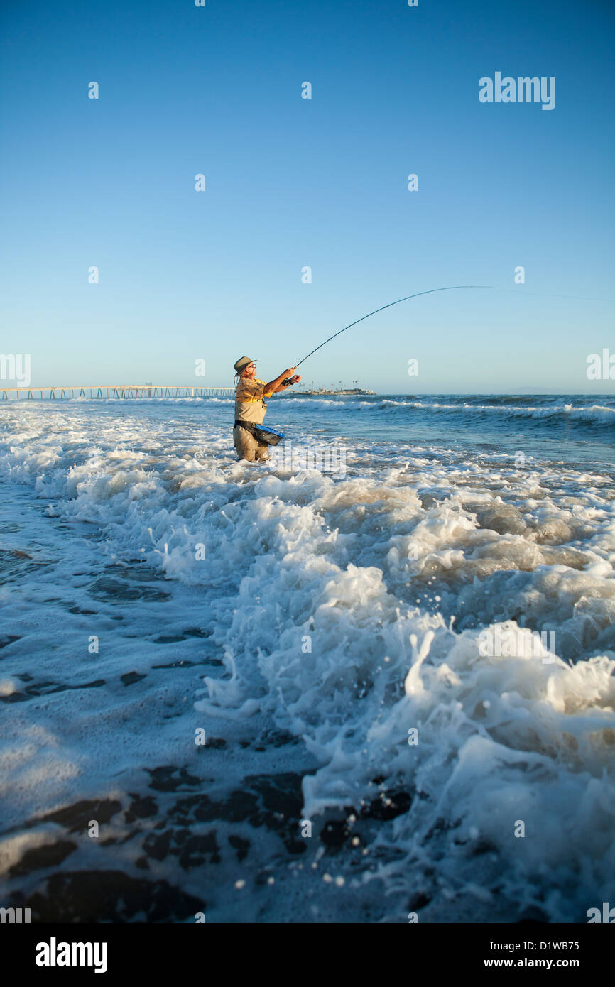 Pescador fly surf perca, La Conchita playa cerca de Carpinteria, California, Estados Unidos de América Foto de stock
