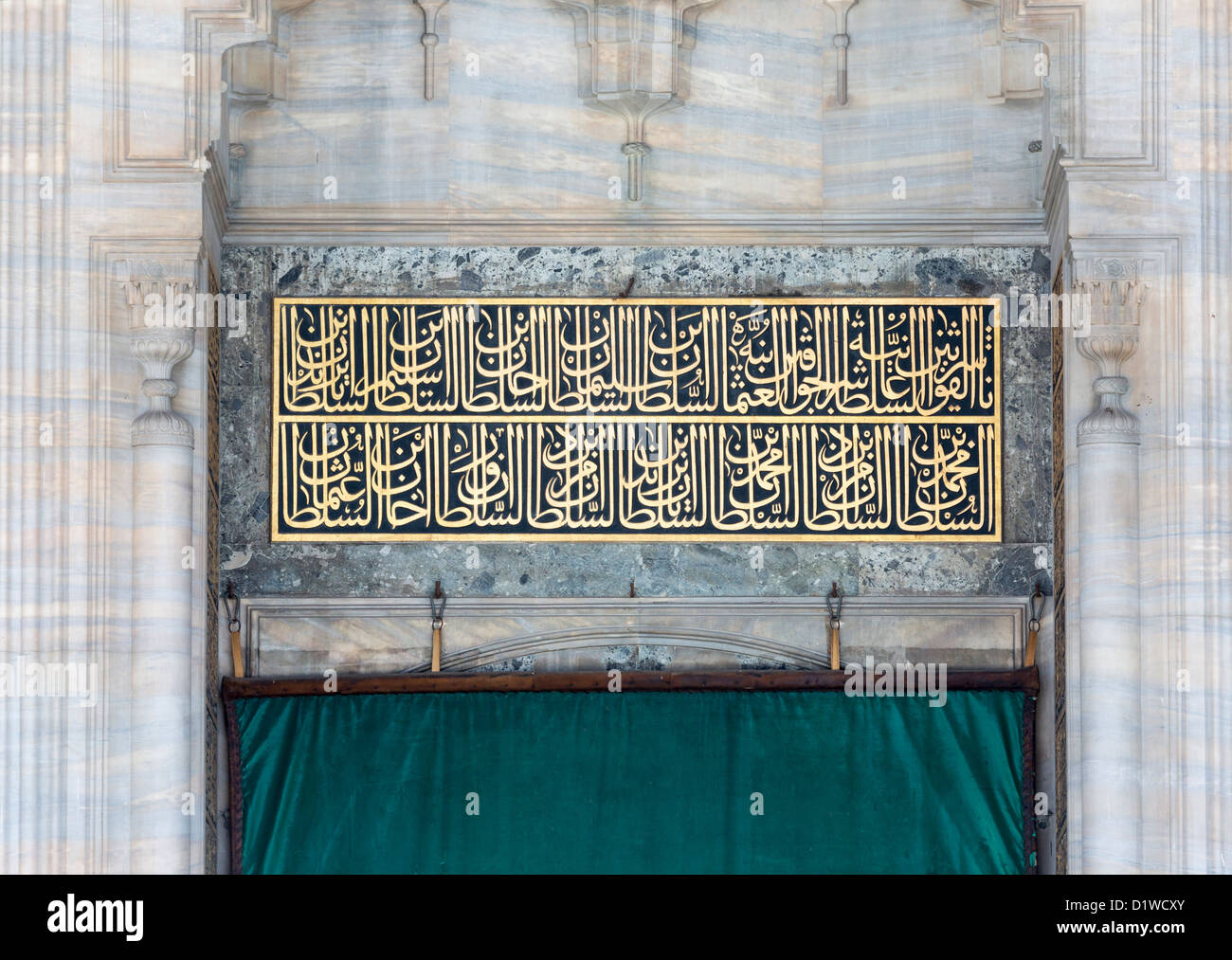 La mezquita de Suleymaniye, Estambul, Turquía, el detalle de la fundación inscripción con la genealogía del sultán reinante Foto de stock
