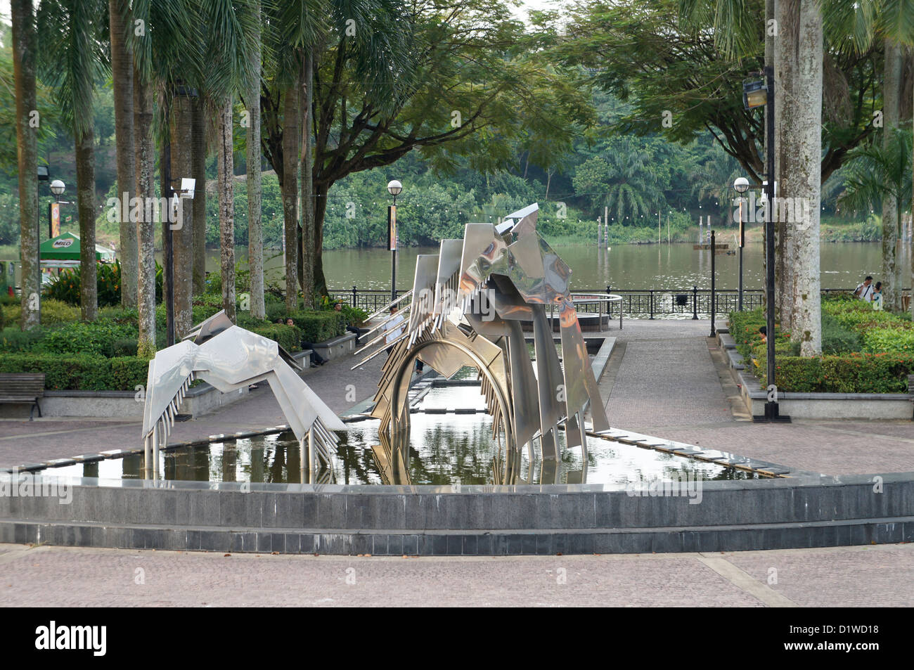 La escultura moderna en la costa de Kuching Foto de stock