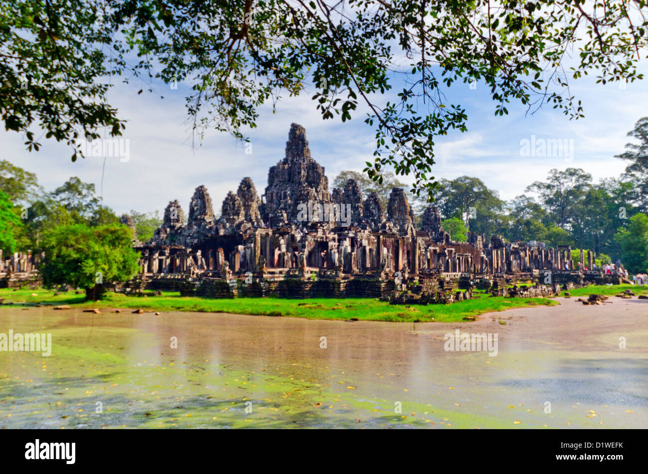 Templo Bayon mirando a través de foso, Ankor Wat, Camboya Foto de stock