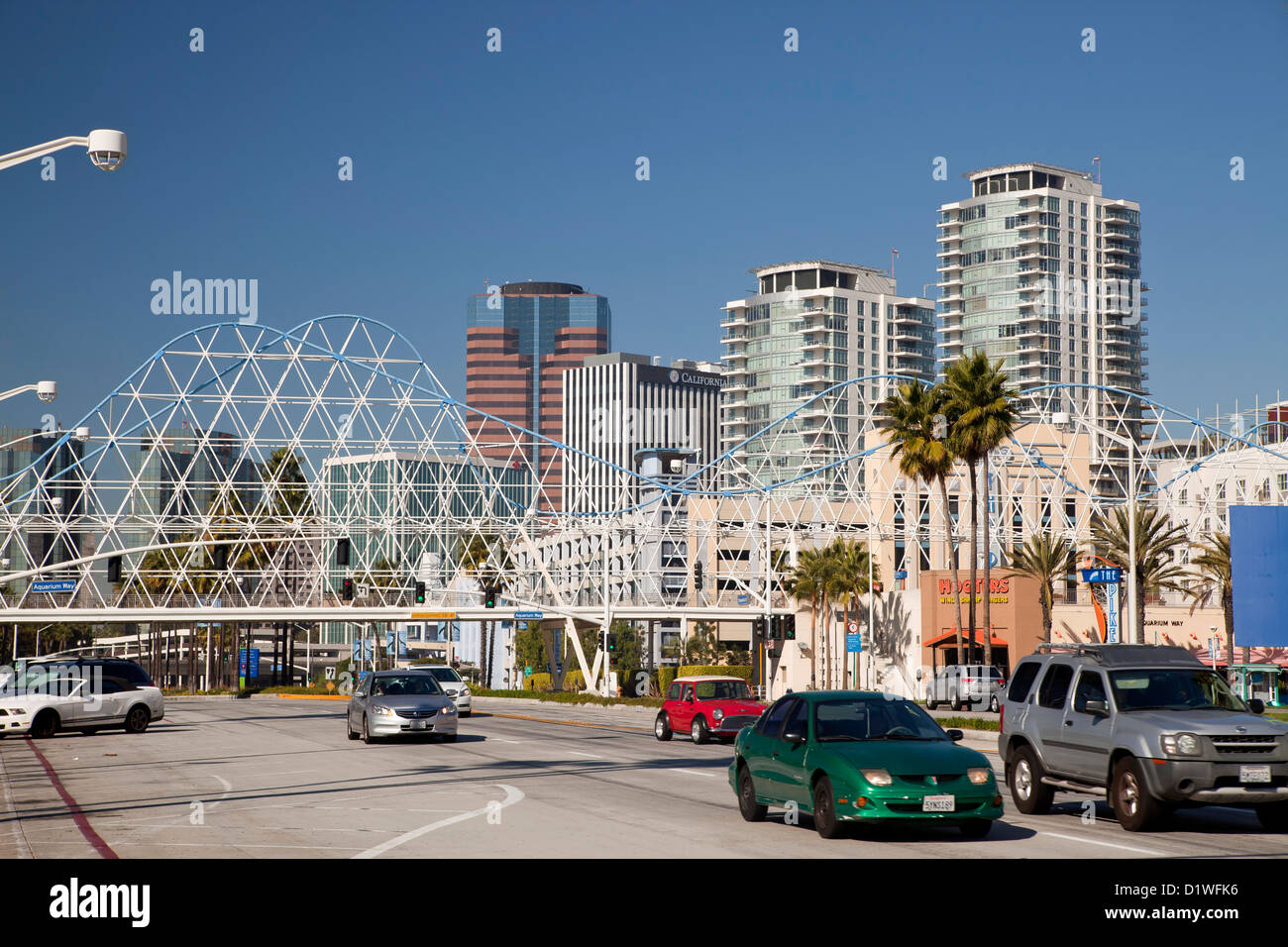 Tráfico en Shoreline Drive en Long Beach, el condado de Los Angeles, California, Estados Unidos de América, EE.UU. Foto de stock