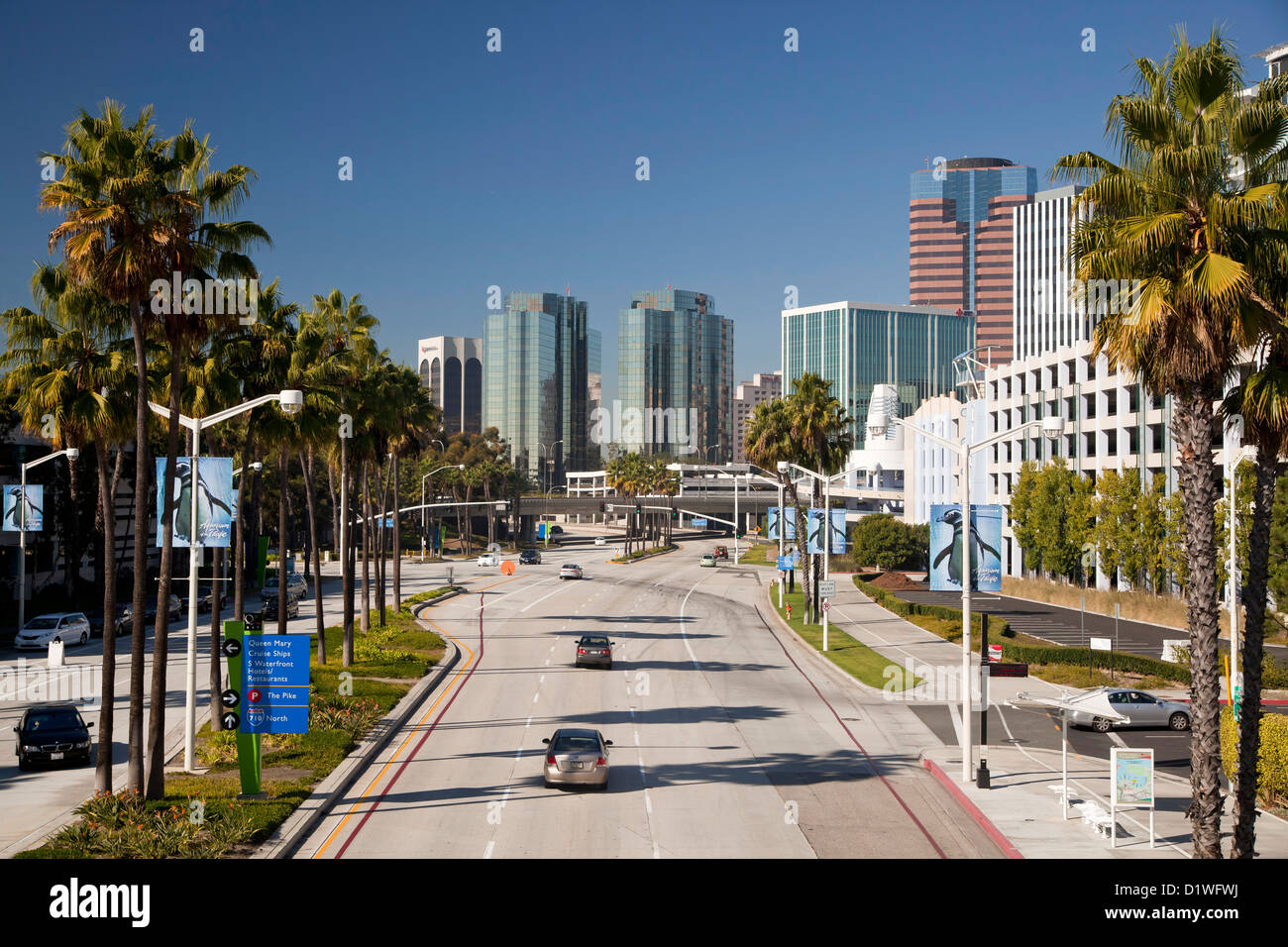 Tráfico en Shoreline Drive y el horizonte en Long Beach, el condado de Los Angeles, California, Estados Unidos de América, EE.UU. Foto de stock