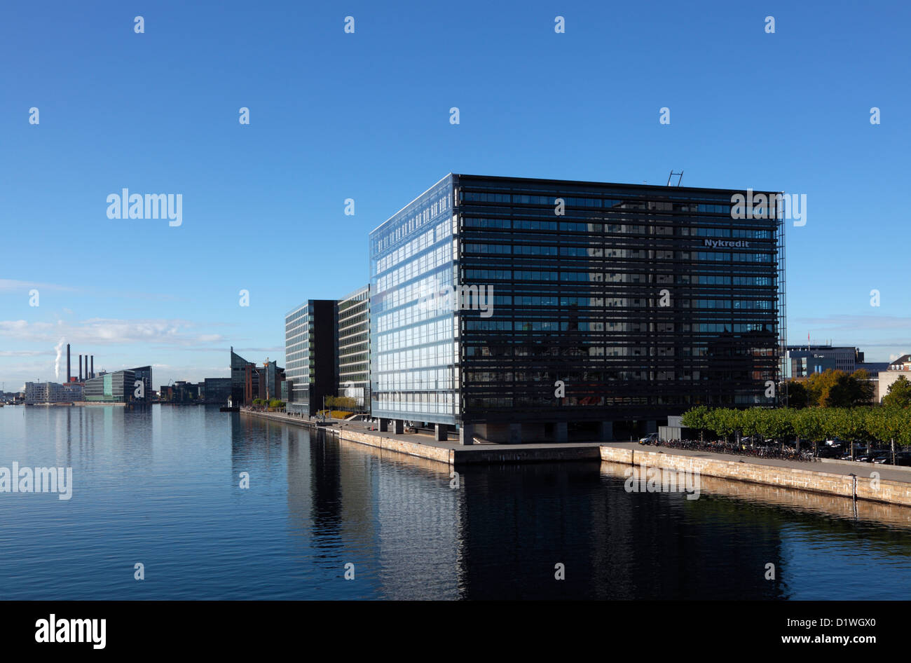 El puerto de Copenhague, el instituto de crédito hipotecario y el banco NYKREDIT edificio que refleja el Danhostel en la fachada de vidrio. Foto de stock