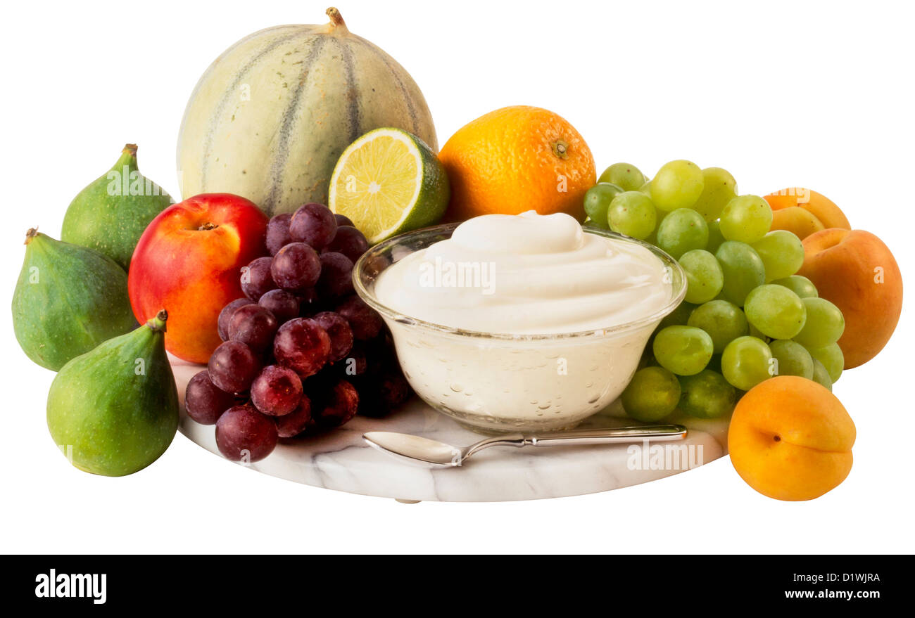 Corte de fruta fresca con yogur natural normal Foto de stock