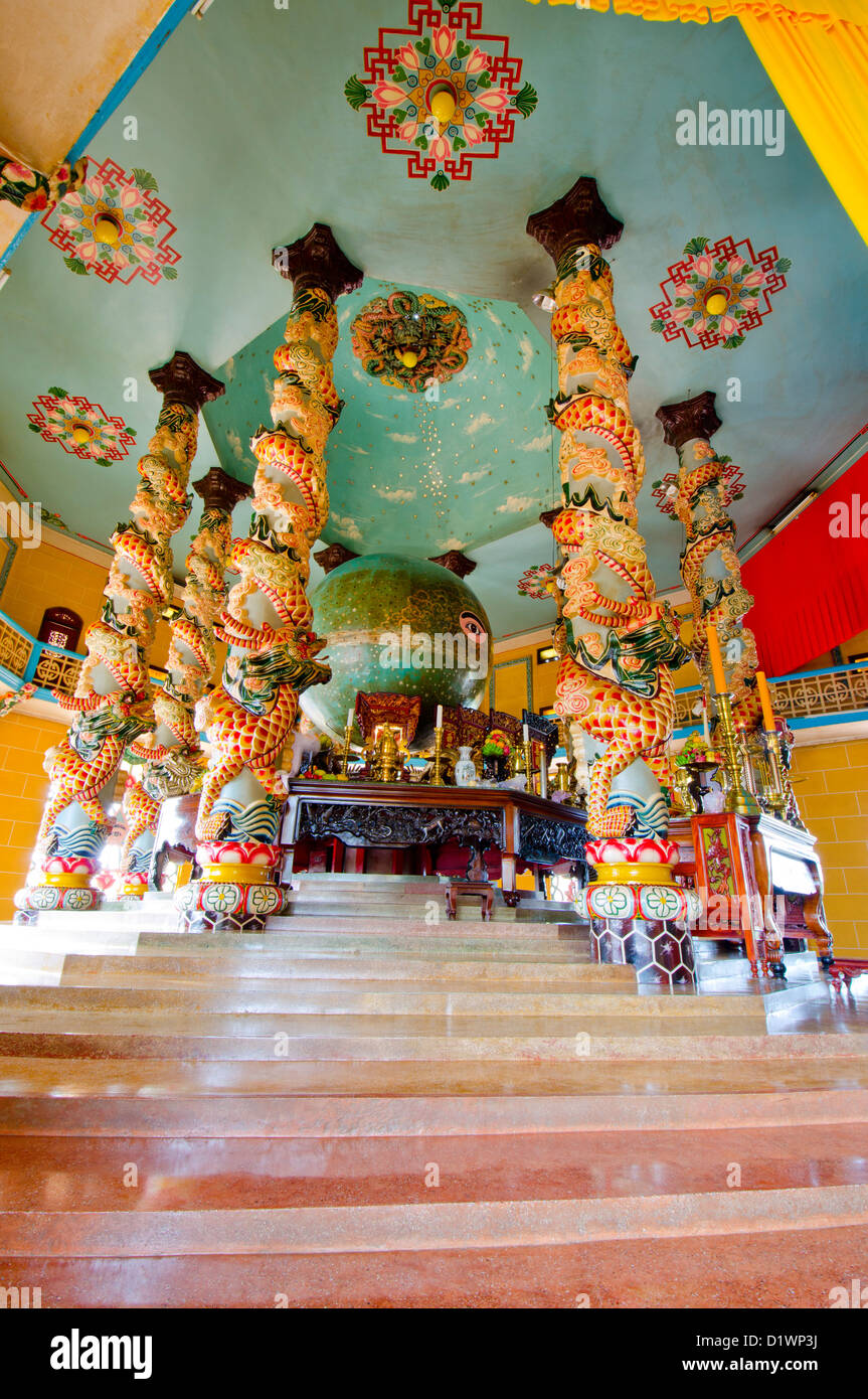 El principal símbolo de la religión cao dai, un ojo encima de un globo que vigila todo. Templo Cao Dai, Tay Ninh, Vietnam, Asia Foto de stock