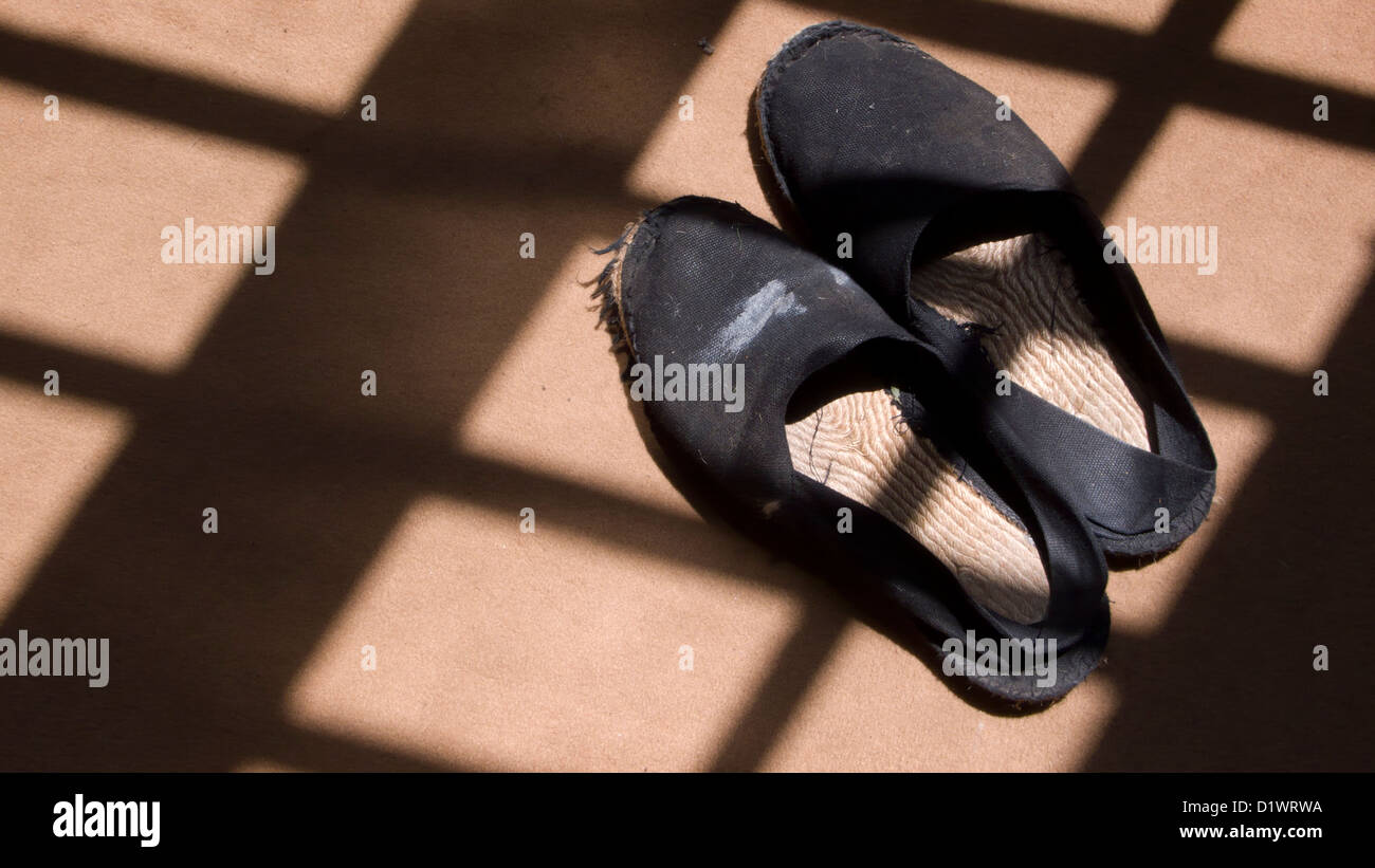 Viejas alpargatas en sol, sombra de ventana Fotografía de stock - Alamy