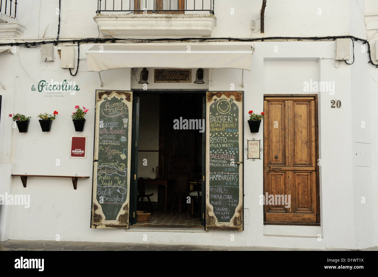 Italian Cafe en Vejer de la Frontera, uno de los Pueblos Blancos o Pueblos Blancos de Andalucía, España Foto de stock