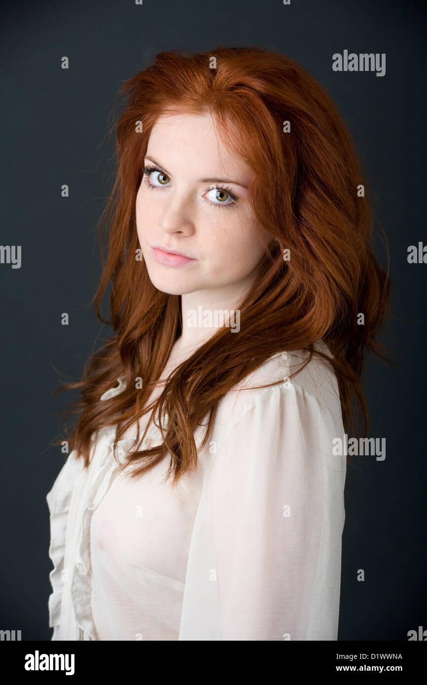 Retrato de una chica escocesa con largo pelo rojo Fotografía de stock -  Alamy