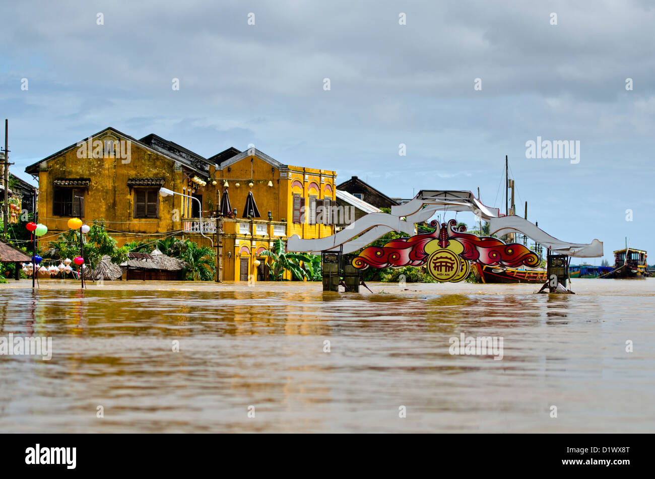 Decoraciones locales en la parte superior del puente inundado, Hoi An, Vietnam Foto de stock