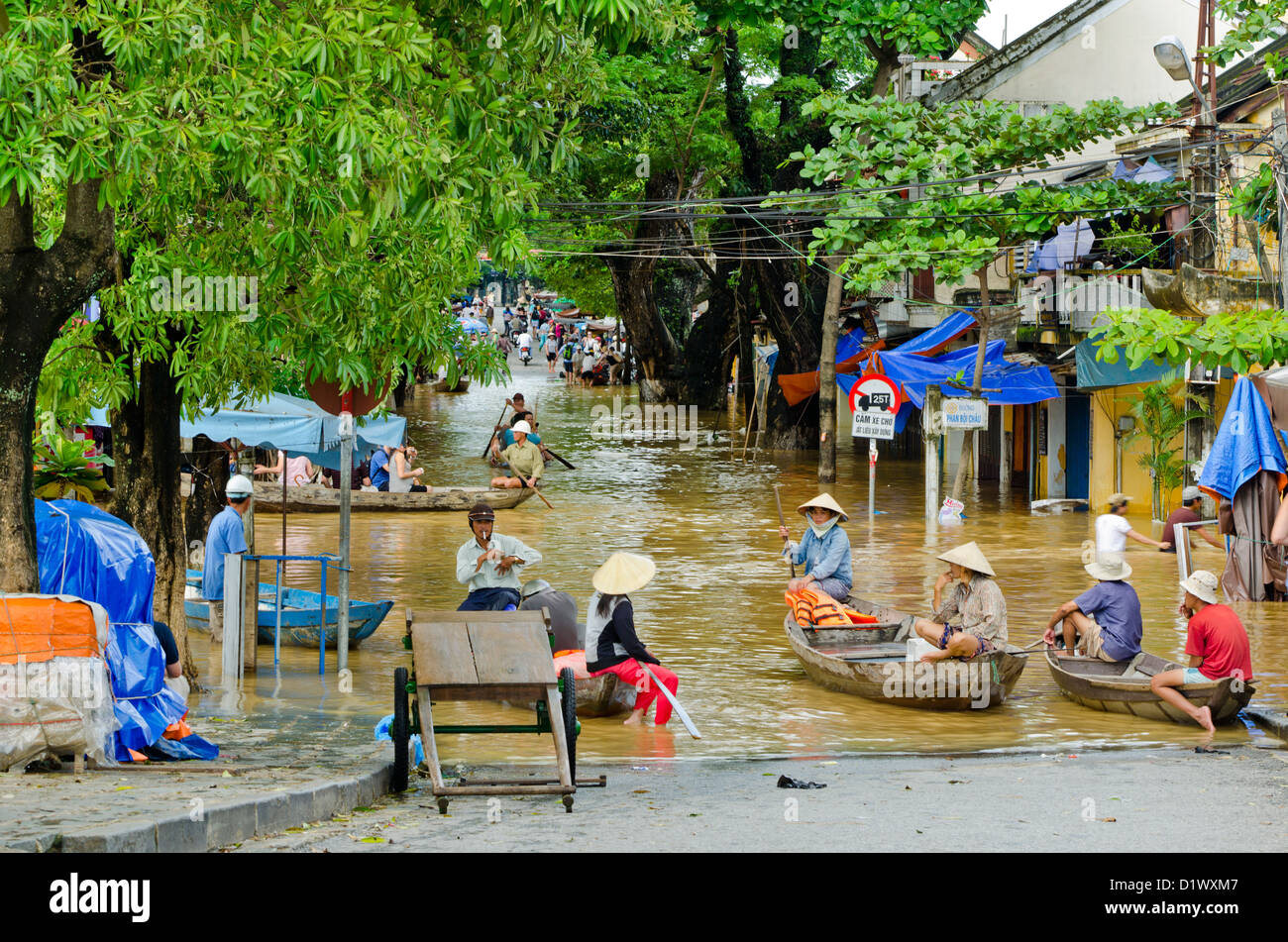 Borde de las inundaciones en las calles de Hoi An con barcos locales esperando para el transporte de turistas, Vietnam Foto de stock