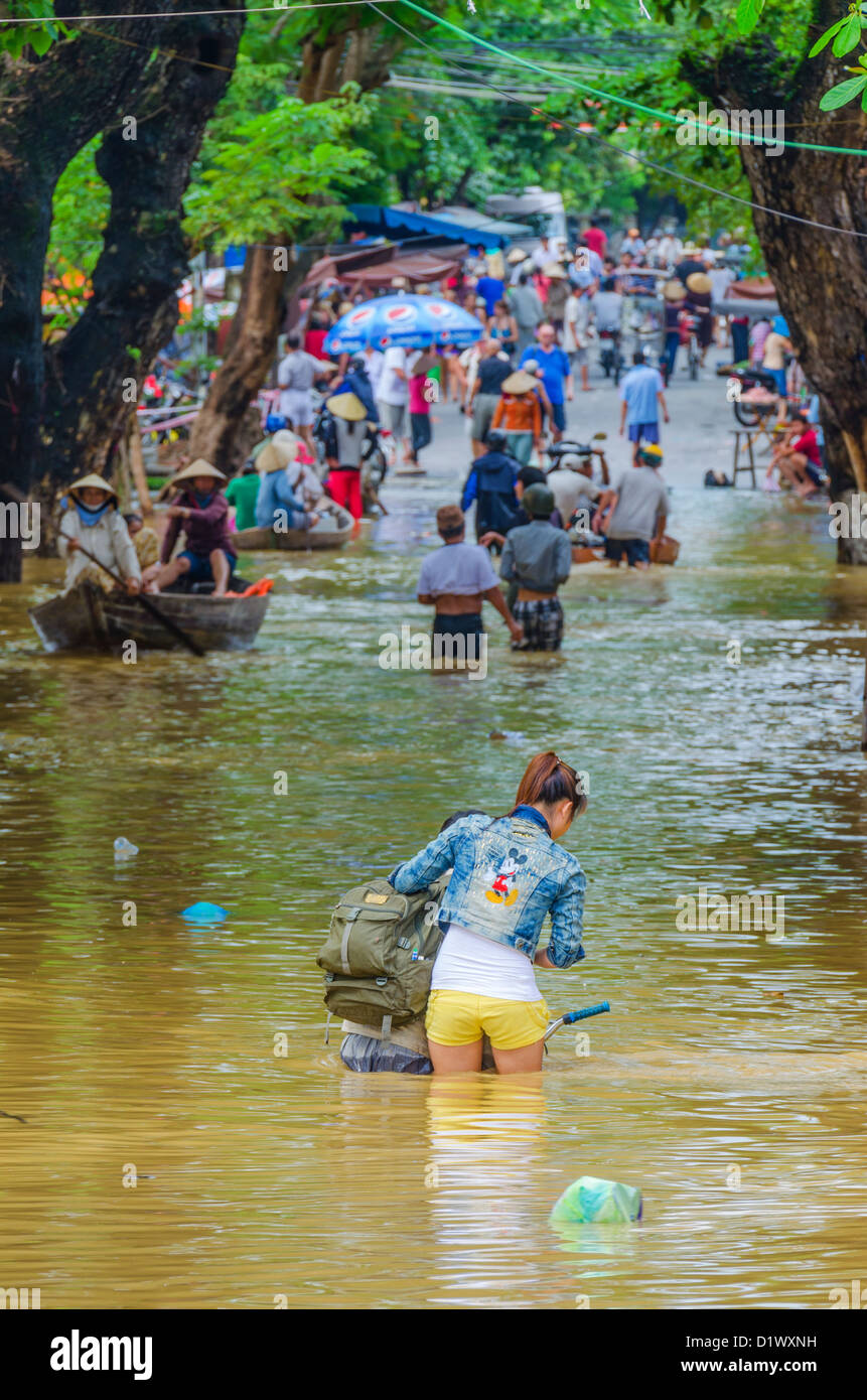 Calle inundada en la ciudad antigua de Hoi An, Vietnam Foto de stock