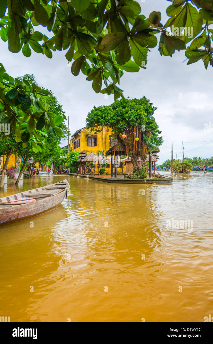 El centro de la ciudad de Hoi An durante las inundaciones, Vietnam Foto de stock