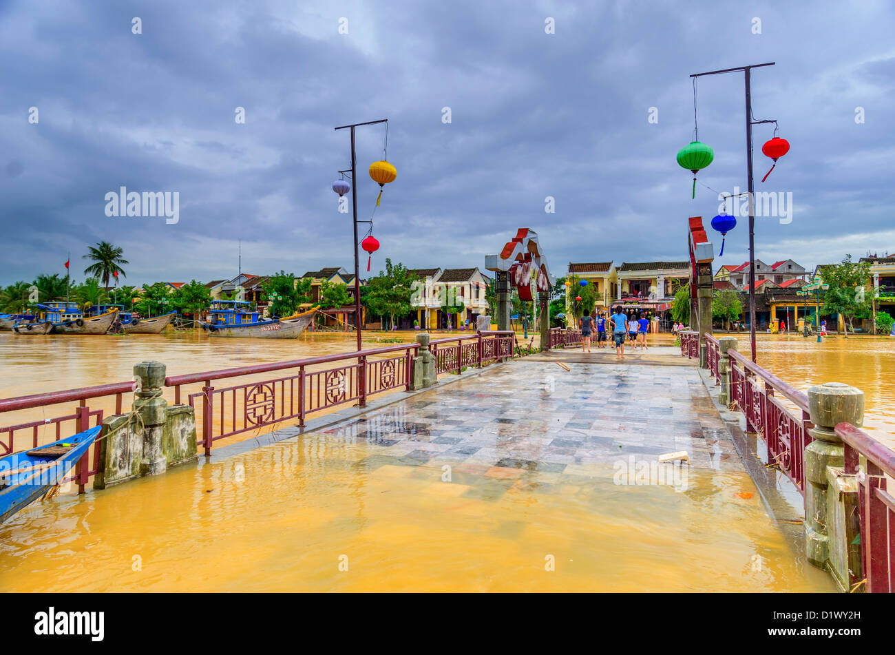 Las aguas de inundación se inmiscuyen en un puente, Hoi Hoi An, Vietnam Foto de stock