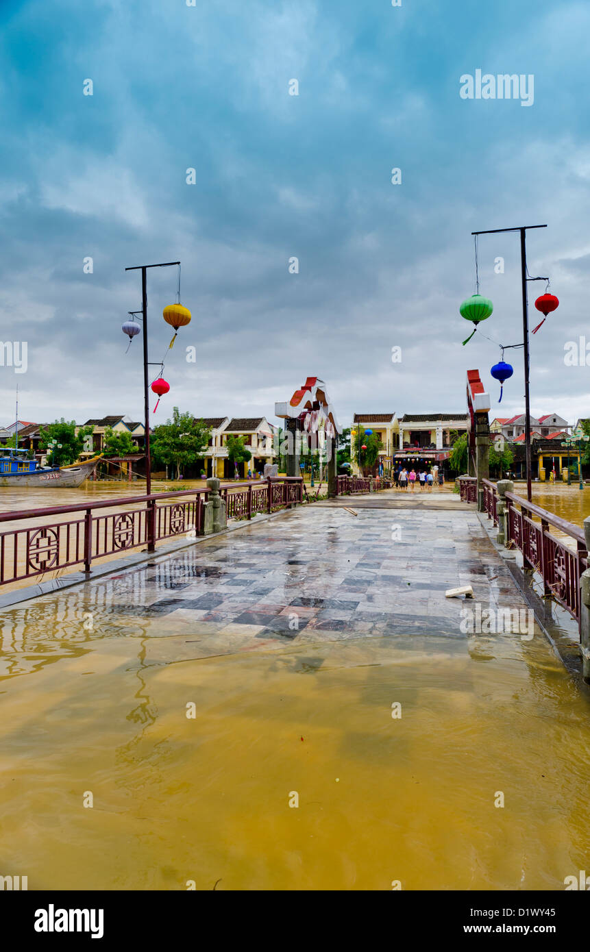 Las aguas de inundación se inmiscuyen en un puente, Hoi Hoi An, Vietnam Foto de stock