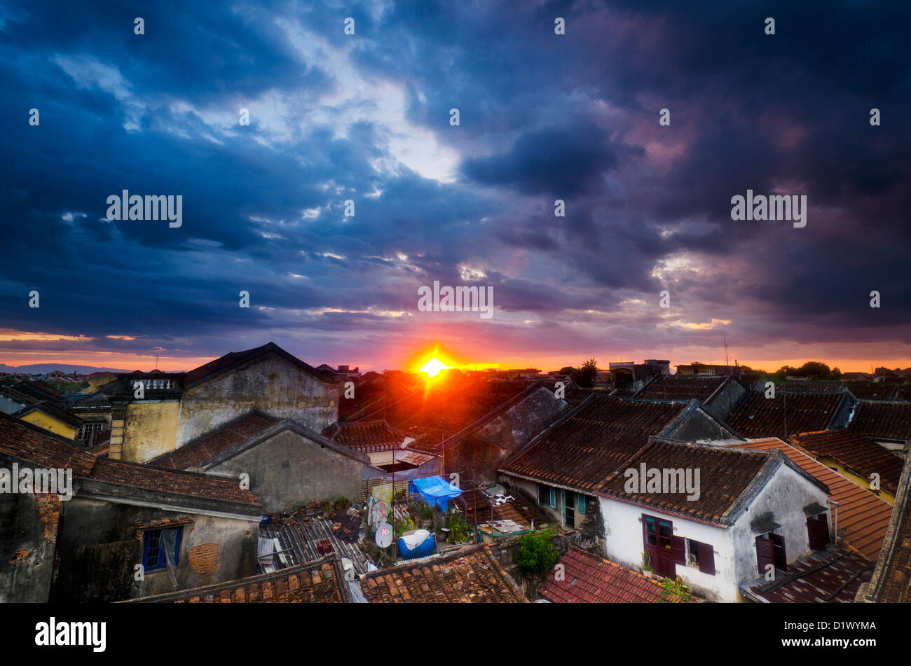 Puesta de sol sobre los tejados de histórico de Hoi An, Vietnam, Asia Foto de stock