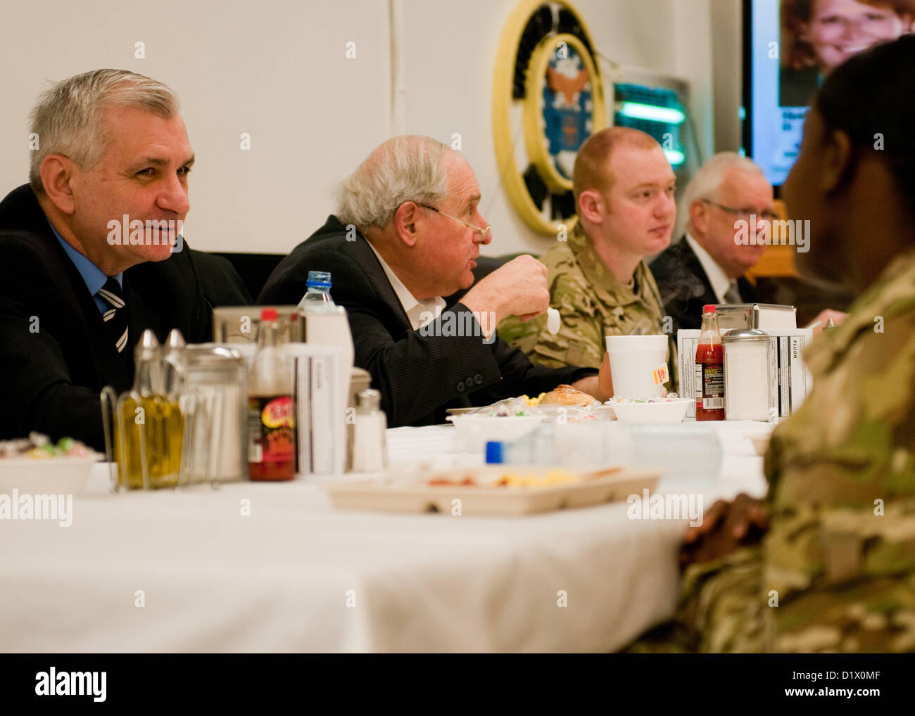 Aeródromo de Bagram, Afganistán - El Senador Jack Reed (izquierda), senador por el estado de Rhode Island, comparte una comida con soldados de EE.UU. conectado a Combined Joint Task-1, 1ª División de Infantería, durante un desayuno en el constituyente aeródromo de Bagram, Afganistán, el 7 de enero, 2013. Reed y el senador estadounidense Carl Levin (derecha), senador del estado de Michigan, visitó a las tropas de sus respectivos Estados para reforzar la moral y discutir los esfuerzos estadounidenses en Afganistán. (Ee.Uu. Foto por sargento del ejército. Christopher Bonebrake, 115º destacamento de Asuntos Públicos Móviles) Foto de stock