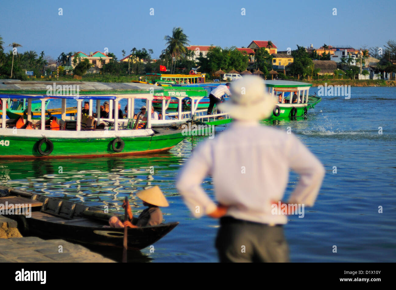 Hombre watchin botes de río Thu Bon. Hoi An, Vietnam, Asia Foto de stock