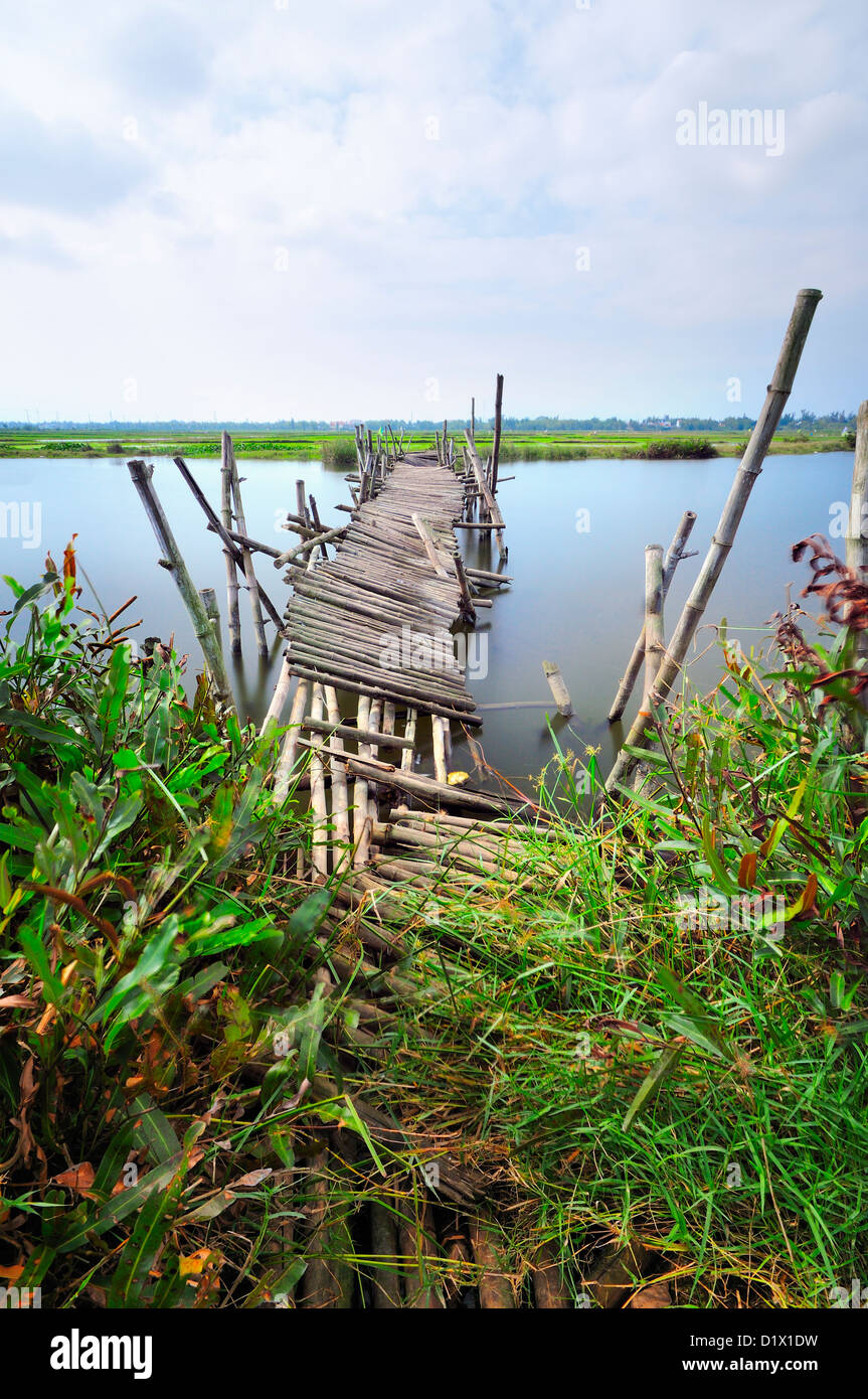 Rotura de puente de bambú sobre el río. Hoi An, Vietnam, Asia Foto de stock