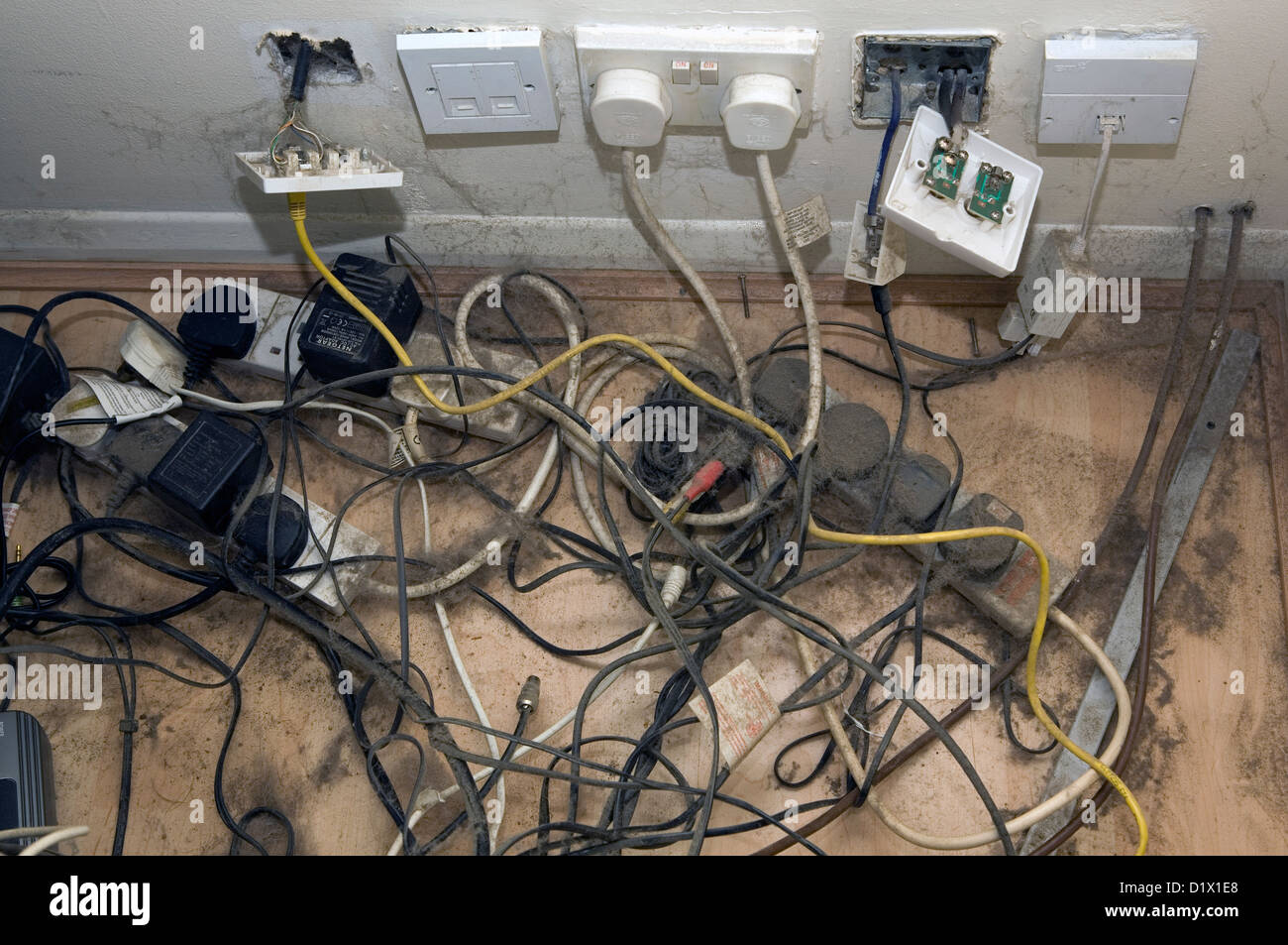 cables-de-alimentacion-de-polvo-y-los-enchufes-electricos-en-un-hogar-britanico-d1x1e8.jpg
