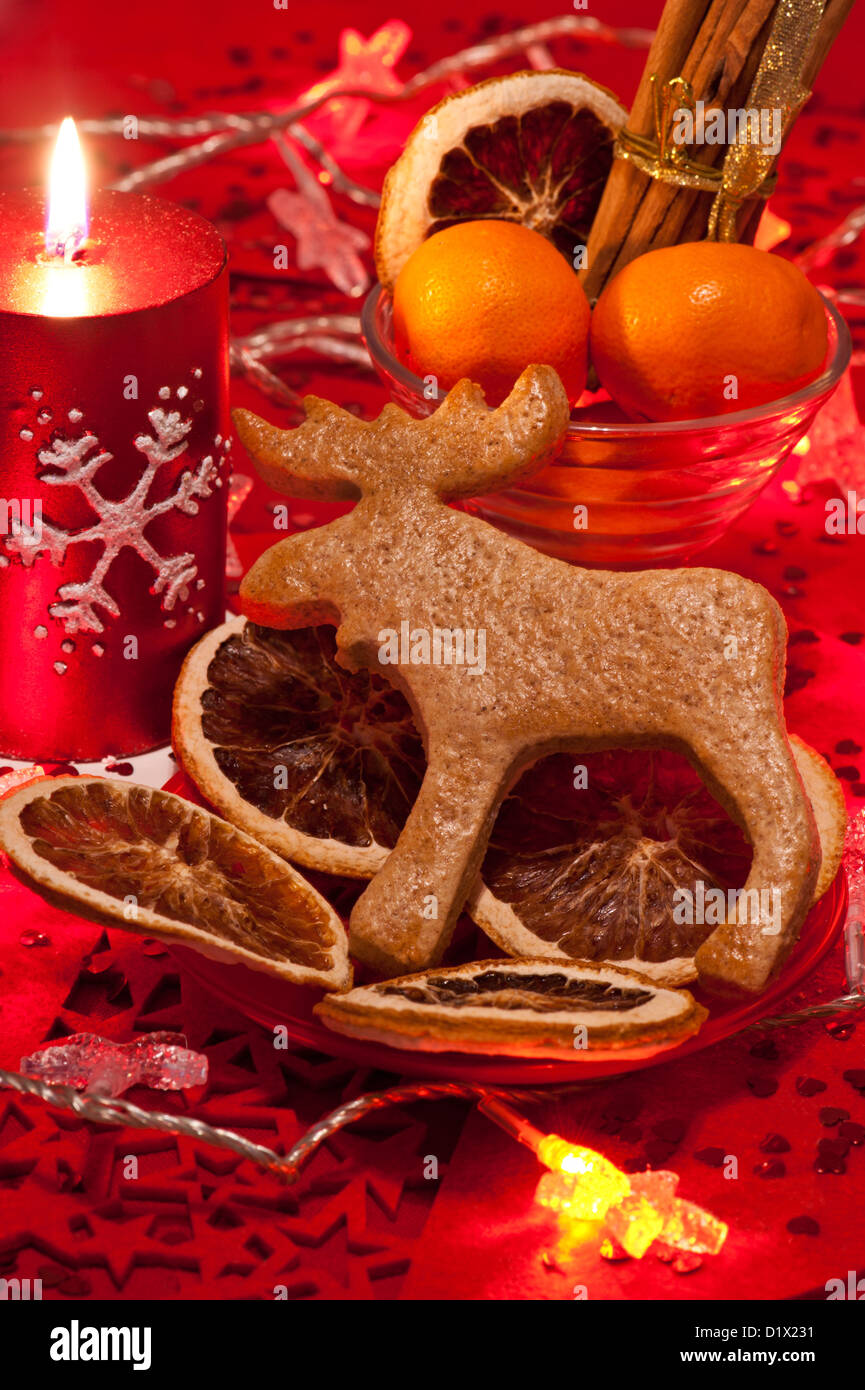 Gingerbread Homebaked Rudolph cookie en una placa roja Foto de stock