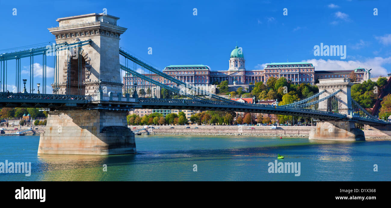 Castillo de Buda y la cadena Szechenyi Puente sobre el río Danubio. Budapest, Hungría Foto de stock