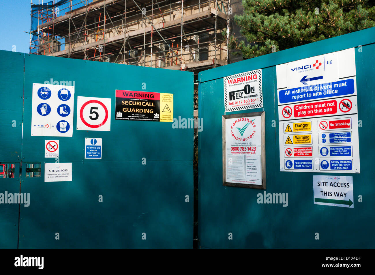 Avisos de seguridad de sitio a la entrada de un sitio en construcción. Foto de stock