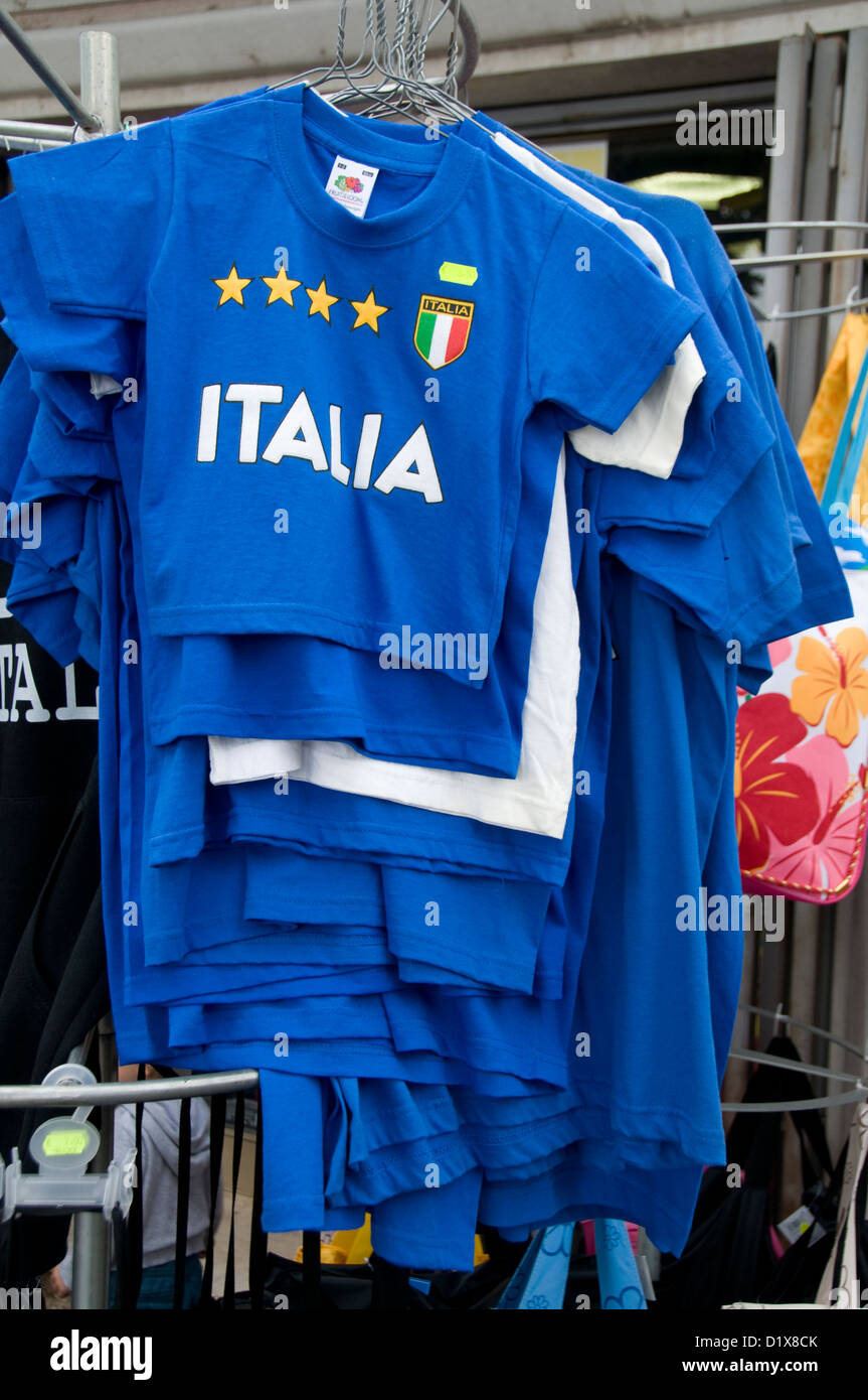 Un estante de camisetas de fútbol italiano a la venta En una pequeña ciudad  de Garda en el Lago de Garda Región del Véneto, al norte de Italia  Fotografía de stock -