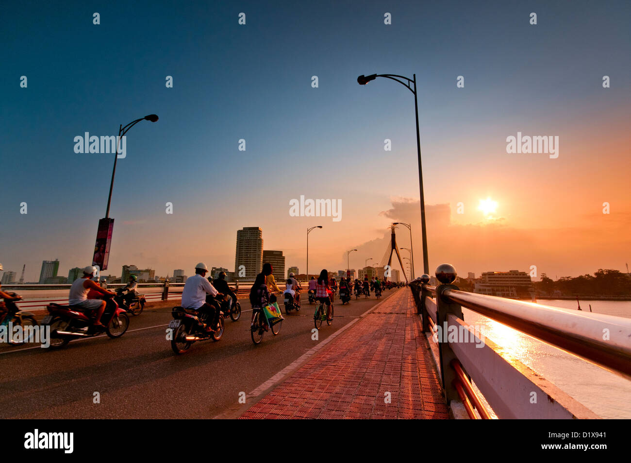 Vista de la puesta de sol de Da Nang en busca Along Song nad puente con las luces de la ciudad en el fondo. Da Nang, Vietnam, Asia Foto de stock