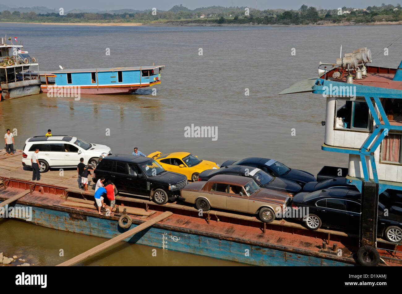 Un carguero chino carga coches clásicos en Chiang Saen,Tailandia Foto de stock