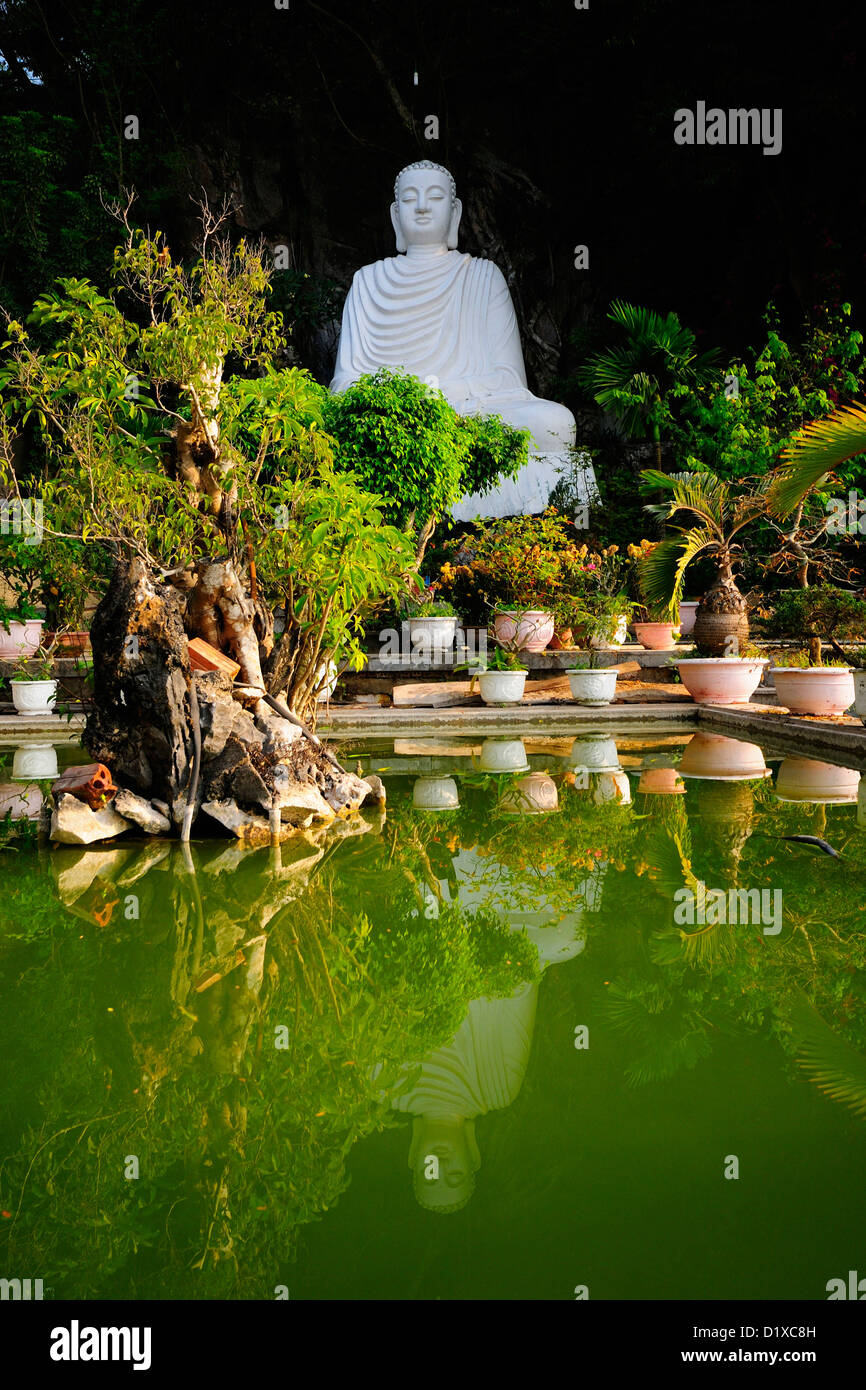 Estatua de Buda blanco grande en la entrada de Thuy Hijo, Montaña de Mármol, Danang, Vietnam Foto de stock