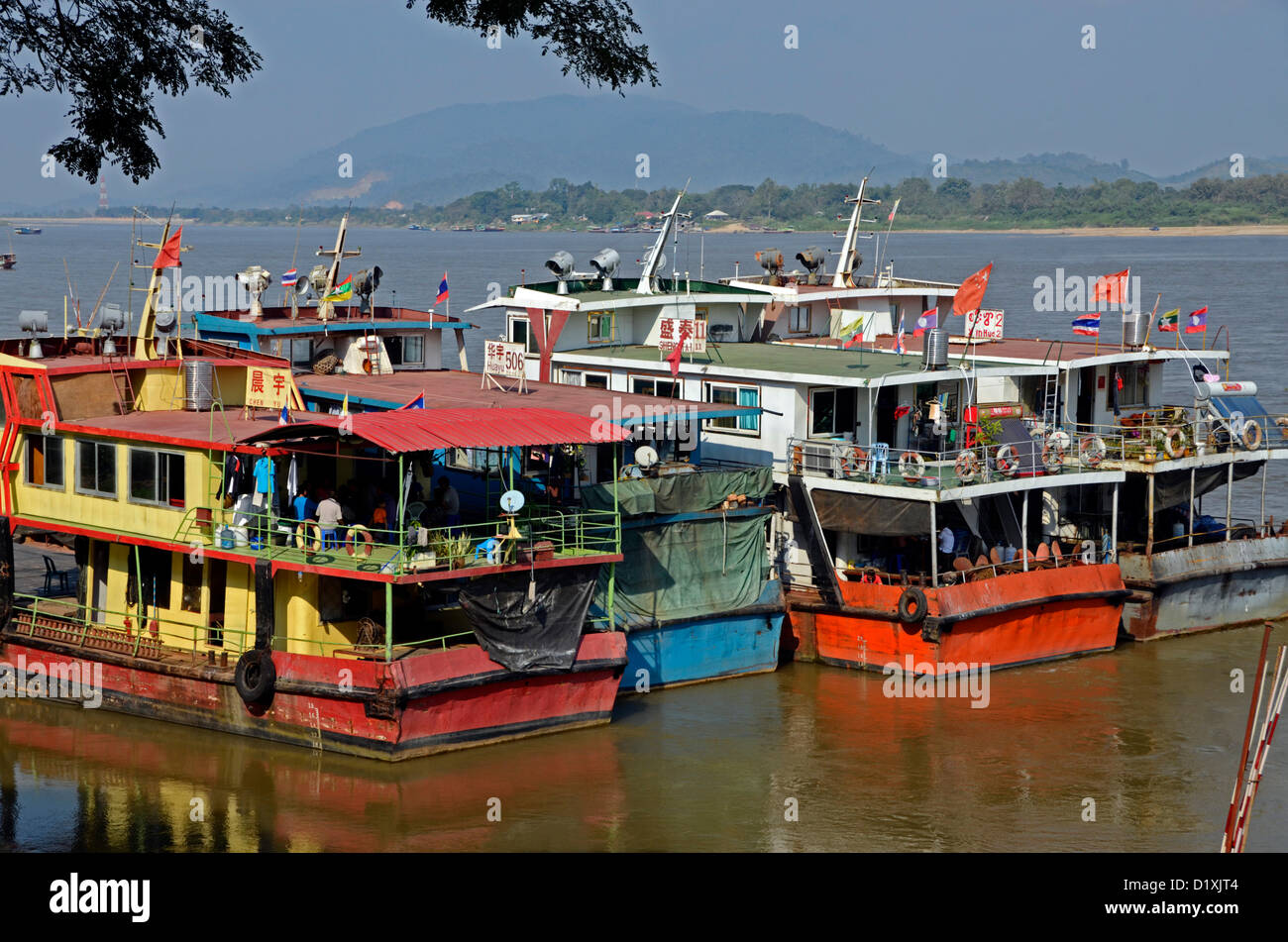 Cargueros chino espera de carga en Chiang Saen,Tailandia sobre el río Mekong Foto de stock