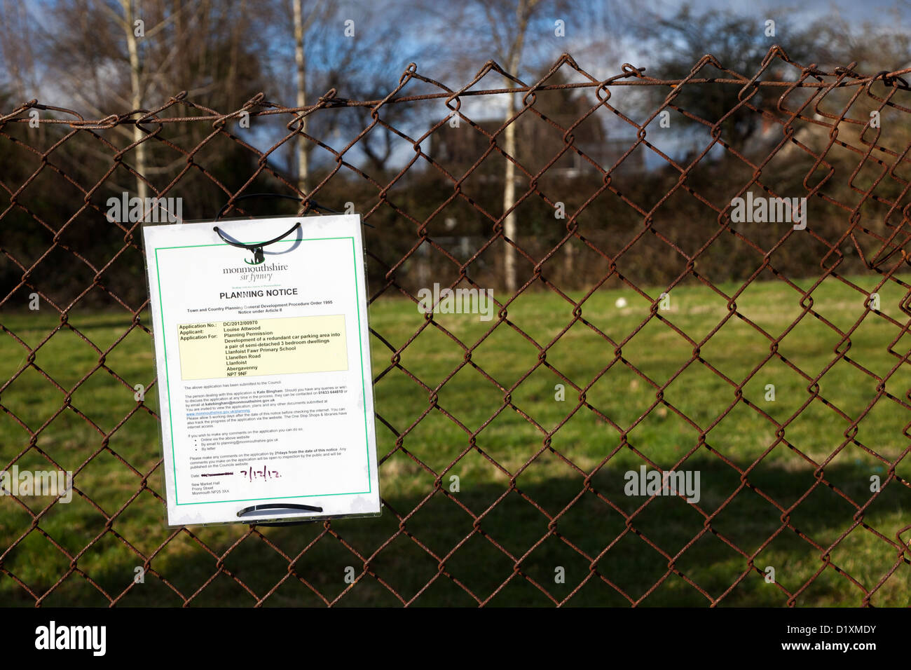 Aviso de permiso de planificación en el cerco sobre una propuesta de construcción de vivienda de relleno en el centro de la aldea, Llanfoist, Wales, REINO UNIDO Foto de stock
