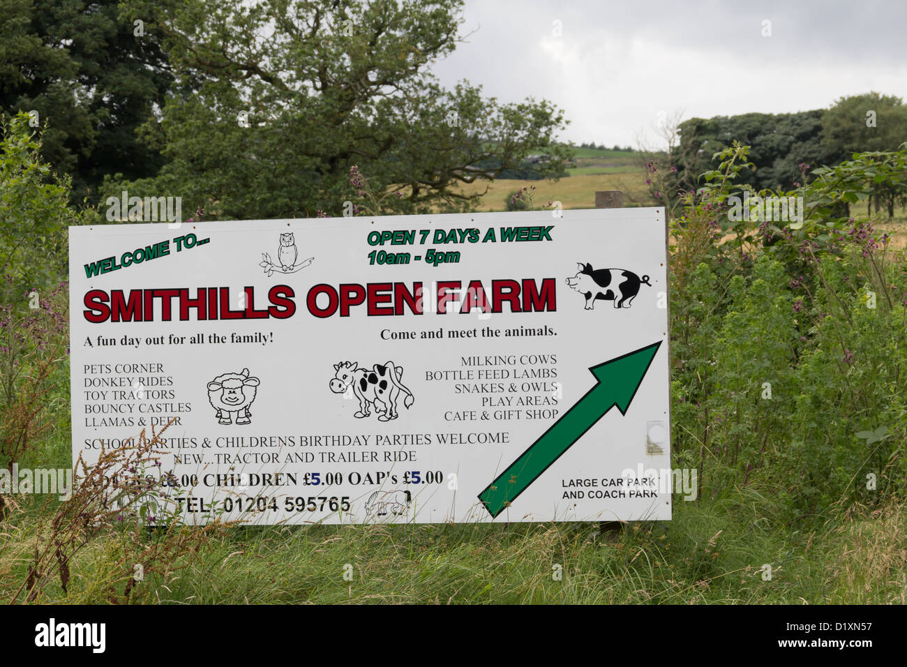 Firmar y mostrar el camino a los servicios ofrecidos por la atracción de visitantes de granja abierta Smihills en Bolton. Foto de stock