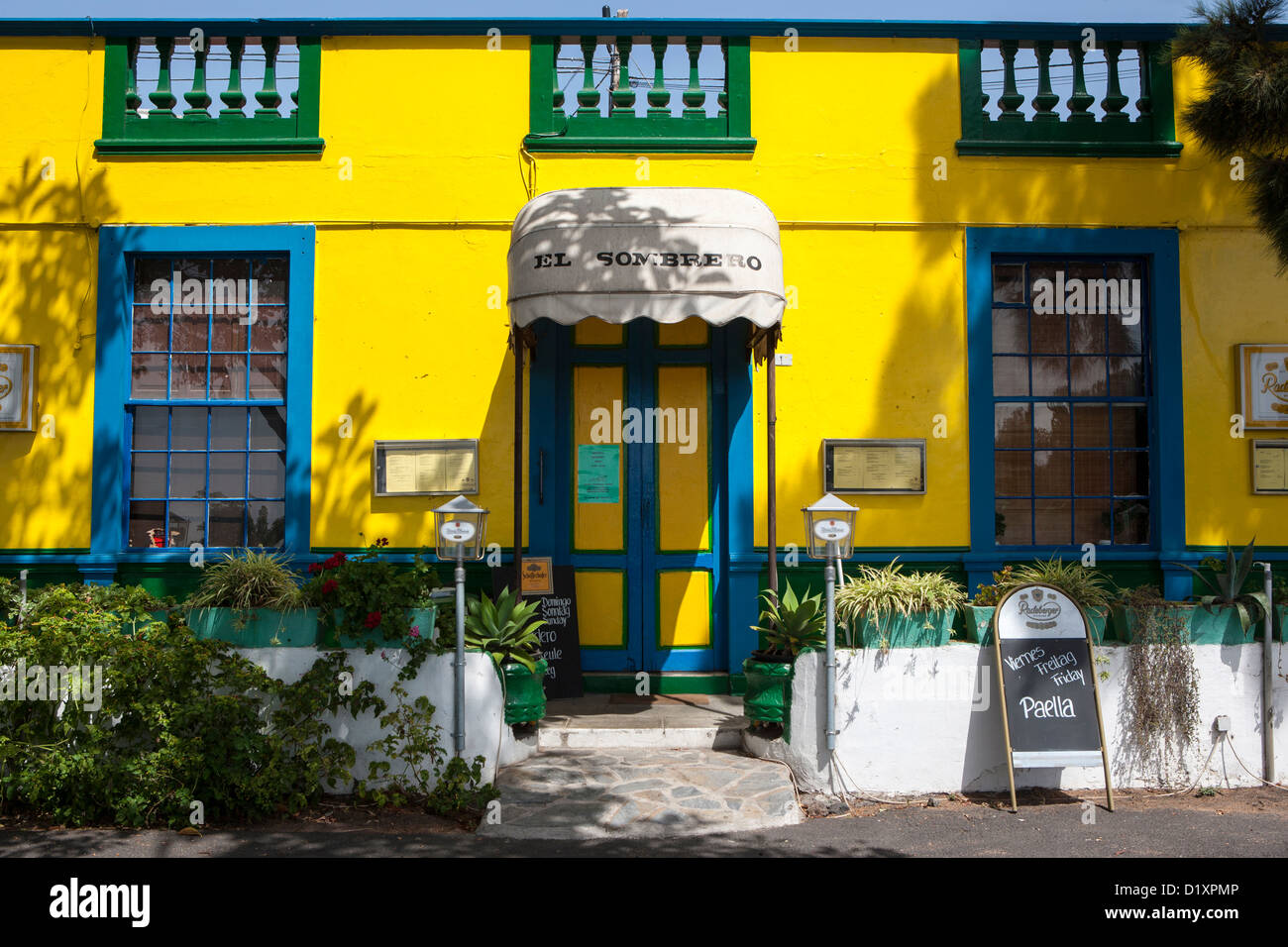Restaurante exterior amarillo llamado EL SOMBRERO, Isla de La Palma, Islas  Canarias, España Fotografía de stock - Alamy
