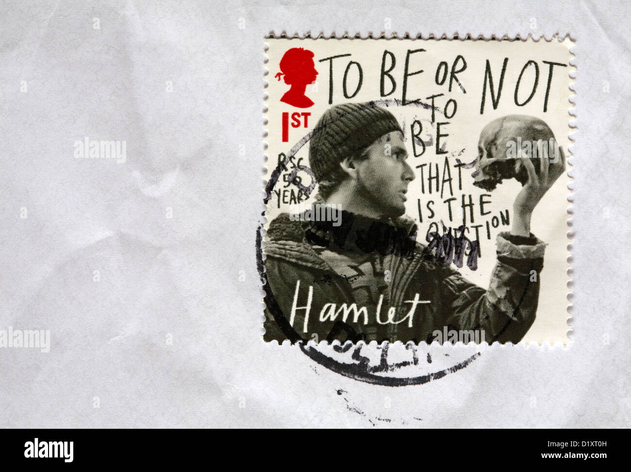 1ª clase RSC sello conmemorativo 50 años - ser o no ser esa es la cuestión Hamlet atascado en sobre blanco Foto de stock