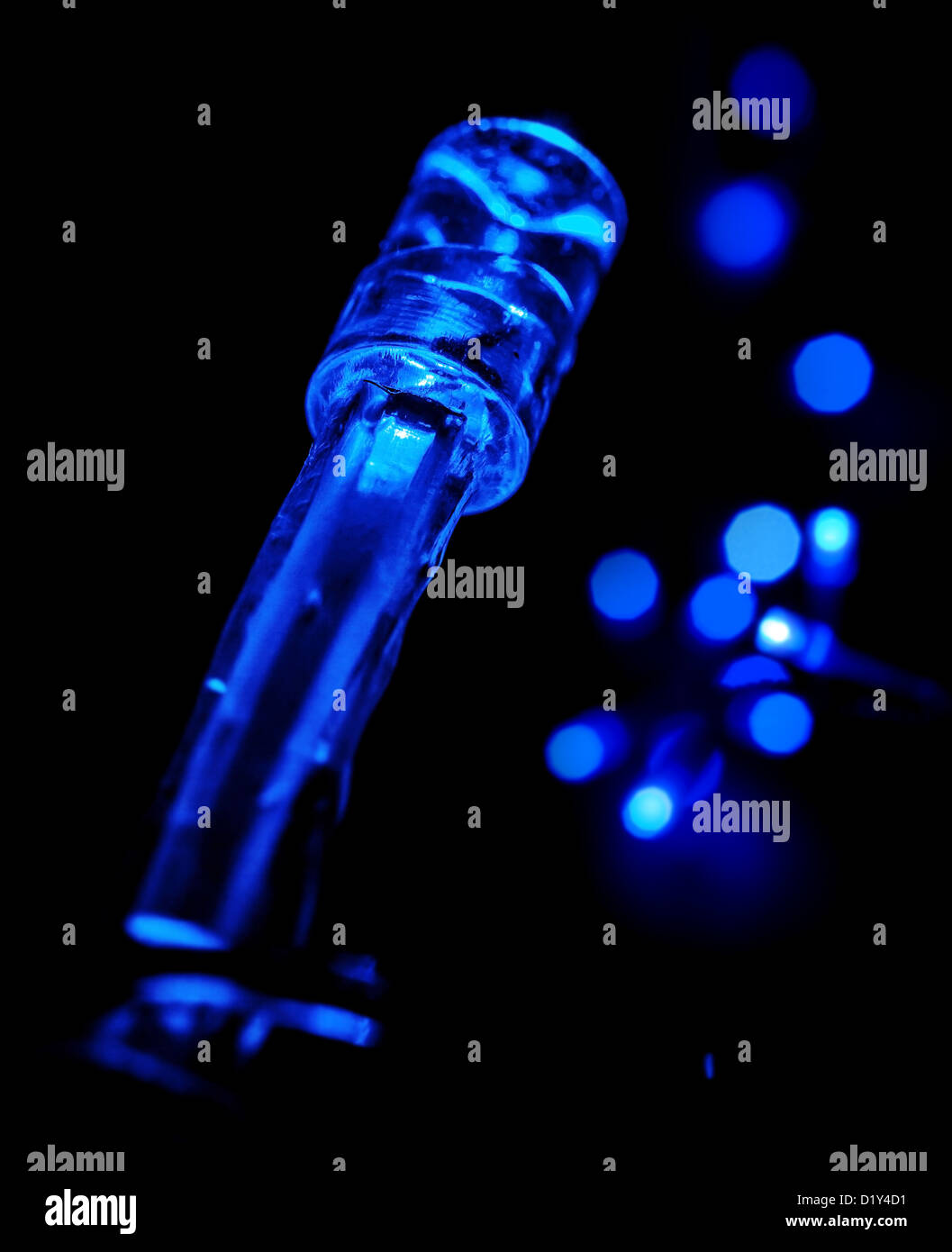 Foto en primer plano de azul LED (light emitting diodes) luces guirnalda sobre fondo negro Foto de stock