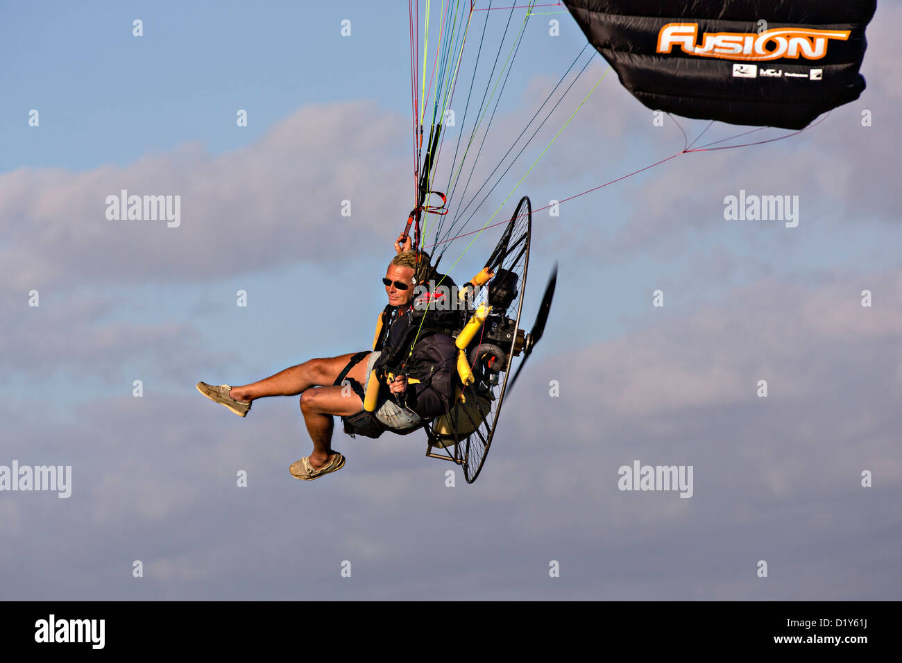 Piloto de paramotor vuela sobre St Georges Cay, en Eleuthera, Bahamas Foto de stock