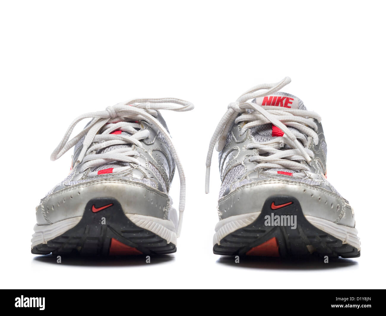 Zapatillas nike grises fotografías e imágenes de alta resolución - Alamy