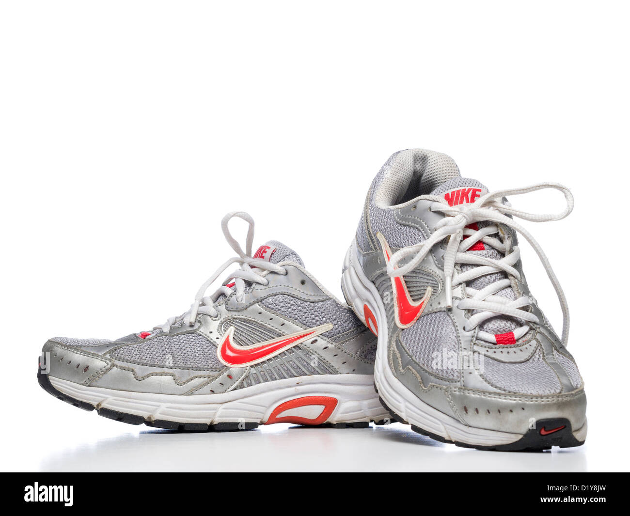 Compra Adaptado abajo Zapatillas Nike gris aislado sobre fondo blanco Fotografía de stock - Alamy