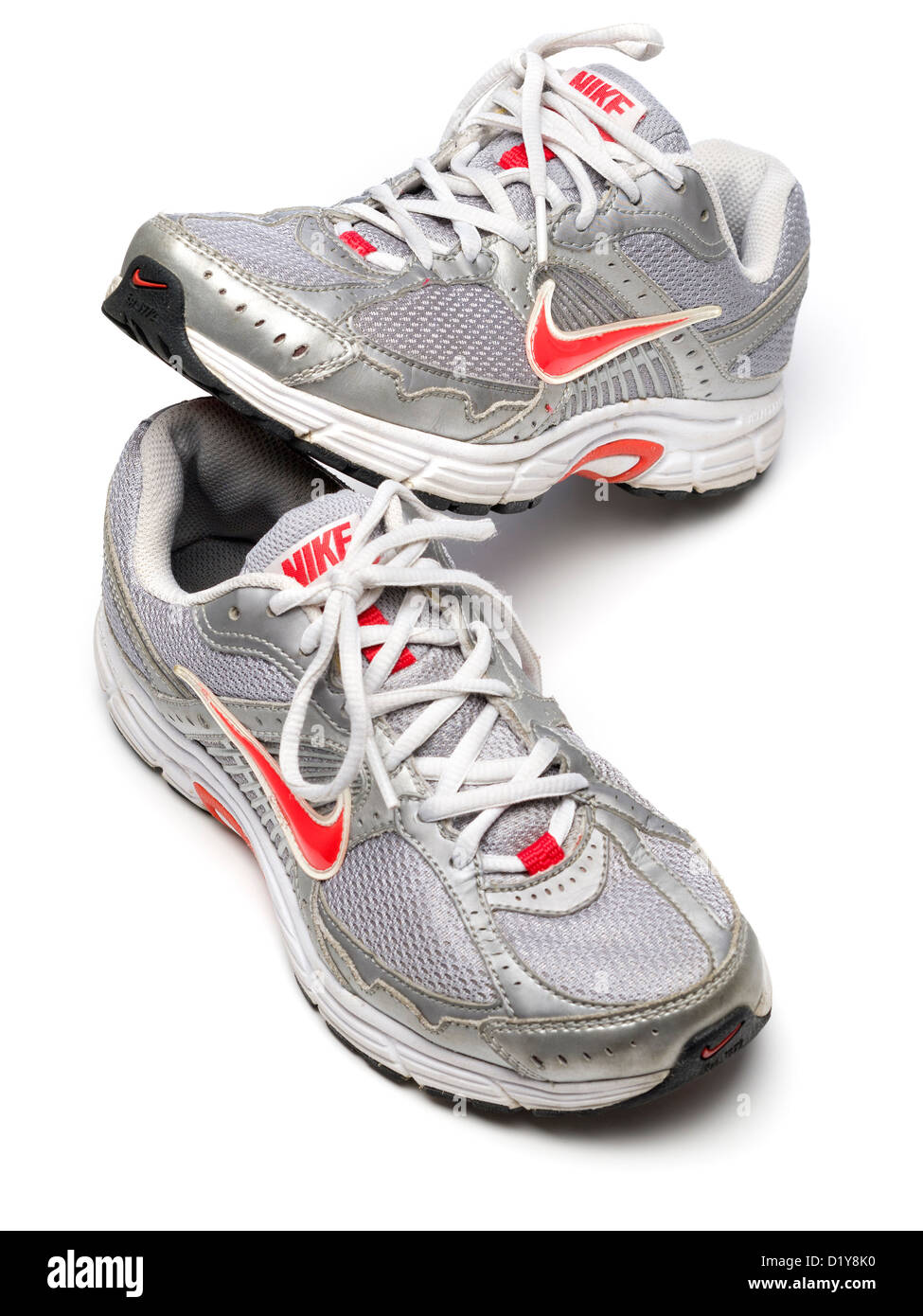 amenaza Concentración Más allá Zapatillas Nike gris aislado sobre fondo blanco Fotografía de stock - Alamy