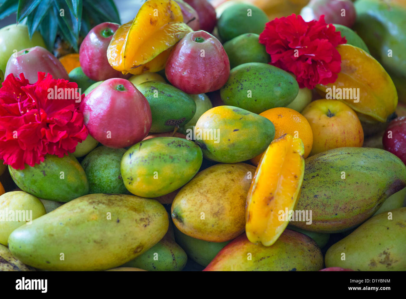 Fruta fresca en un jugo de fruta de pie en la isla de La Digue, Seychelles Foto de stock
