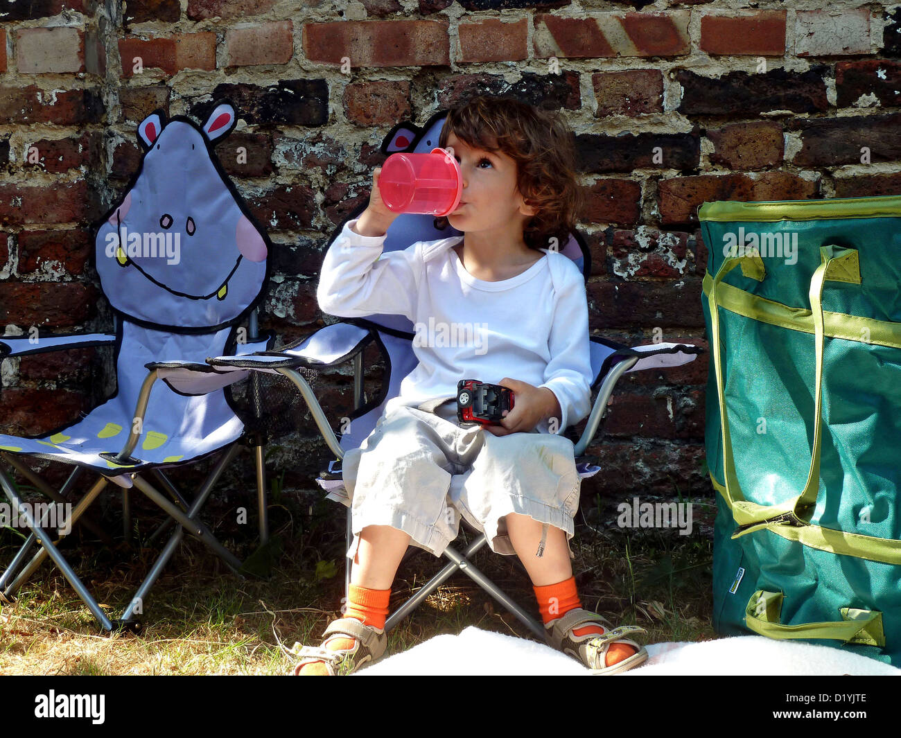 Niño beber de una taza Foto de stock