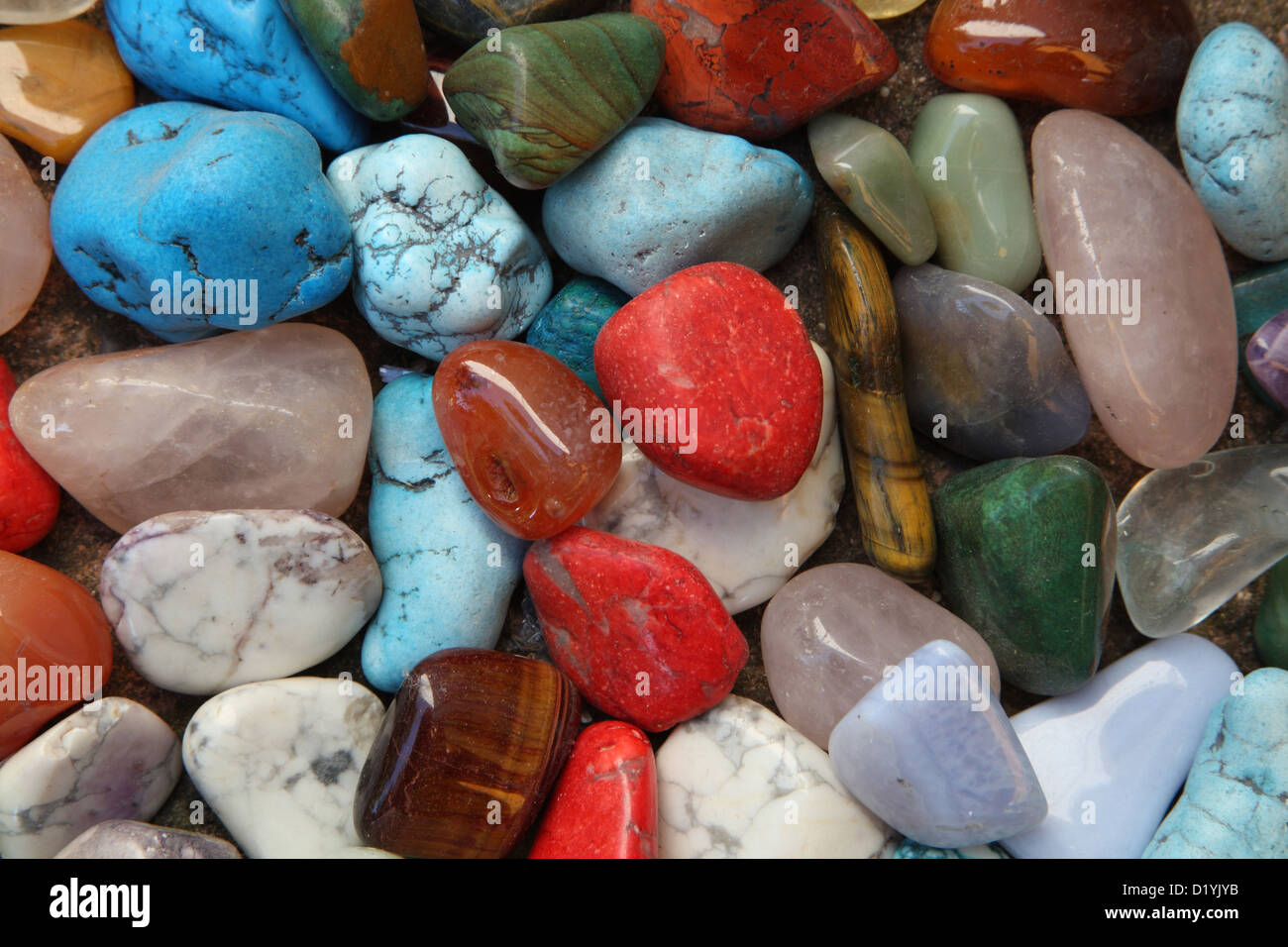 Pulido de piedras semi-preciosas vistas desde arriba. Recuerdo popular para visitantes Foto de stock