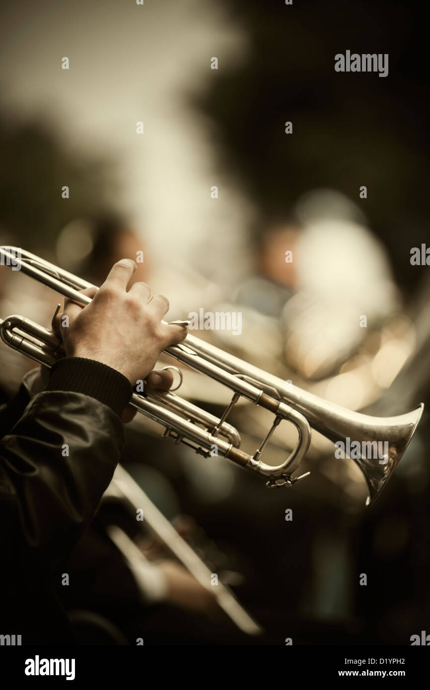 Jazz Band tocando en la calle, el enfoque selectivo en las manos con trompeta ,película f/x Foto de stock