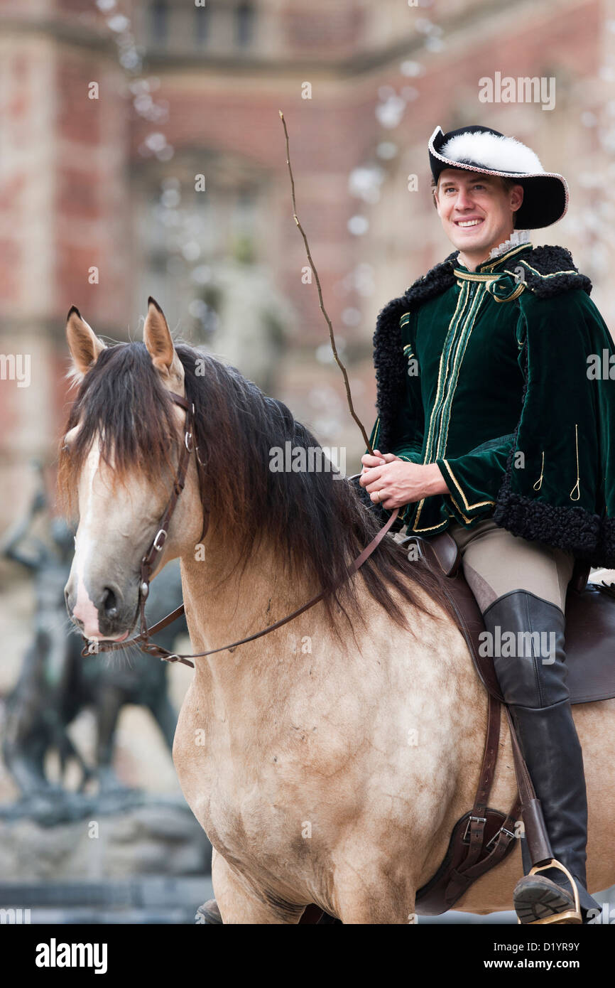 Disfraz de caballo fotografías e imágenes de alta resolución - Alamy