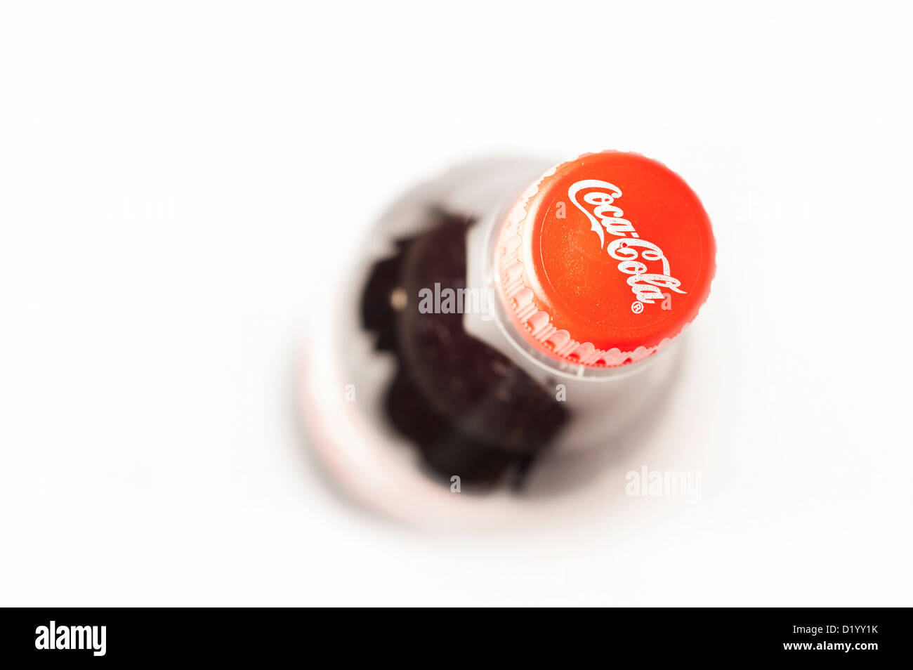 Botella plástica de coca cola fotografías e imágenes de alta resolución ...