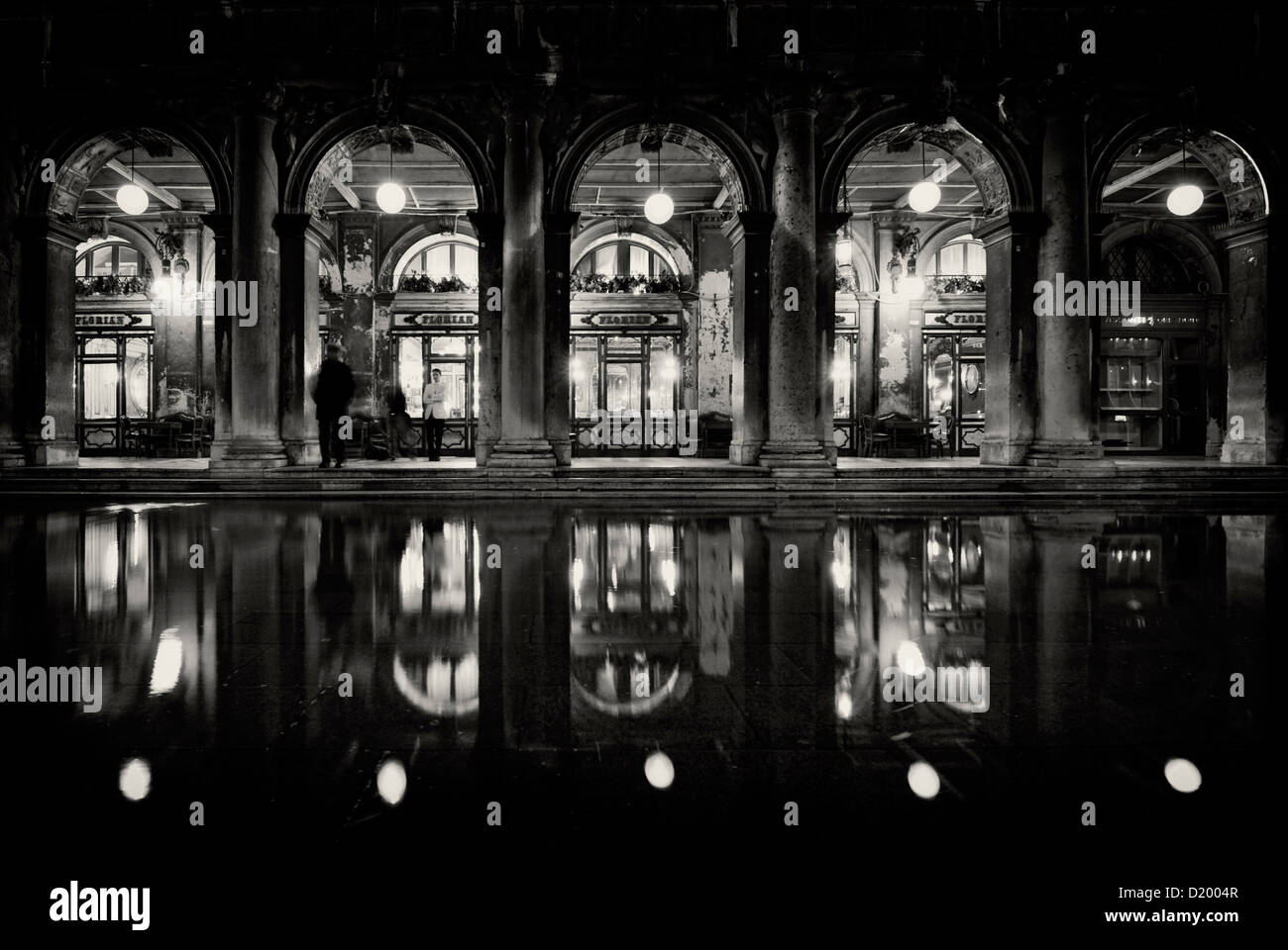 Cafe Florian, Piazza San Marco por la noche, el agua de la inundación, Aqua Alta., Venecia, Italia Foto de stock