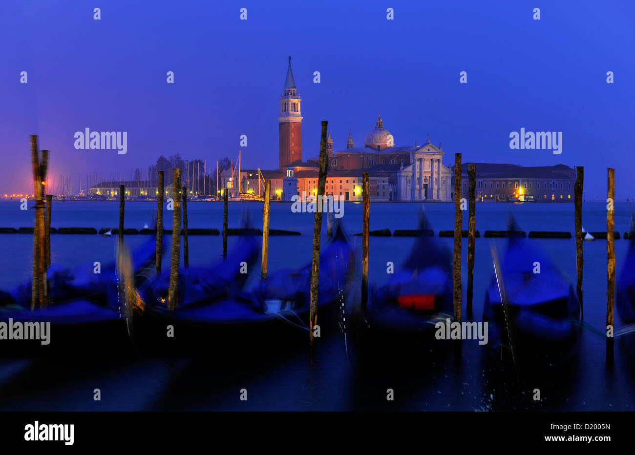 Las góndolas, Piazzetta, San Giorgio Maggiore, Venecia, Italia Foto de stock